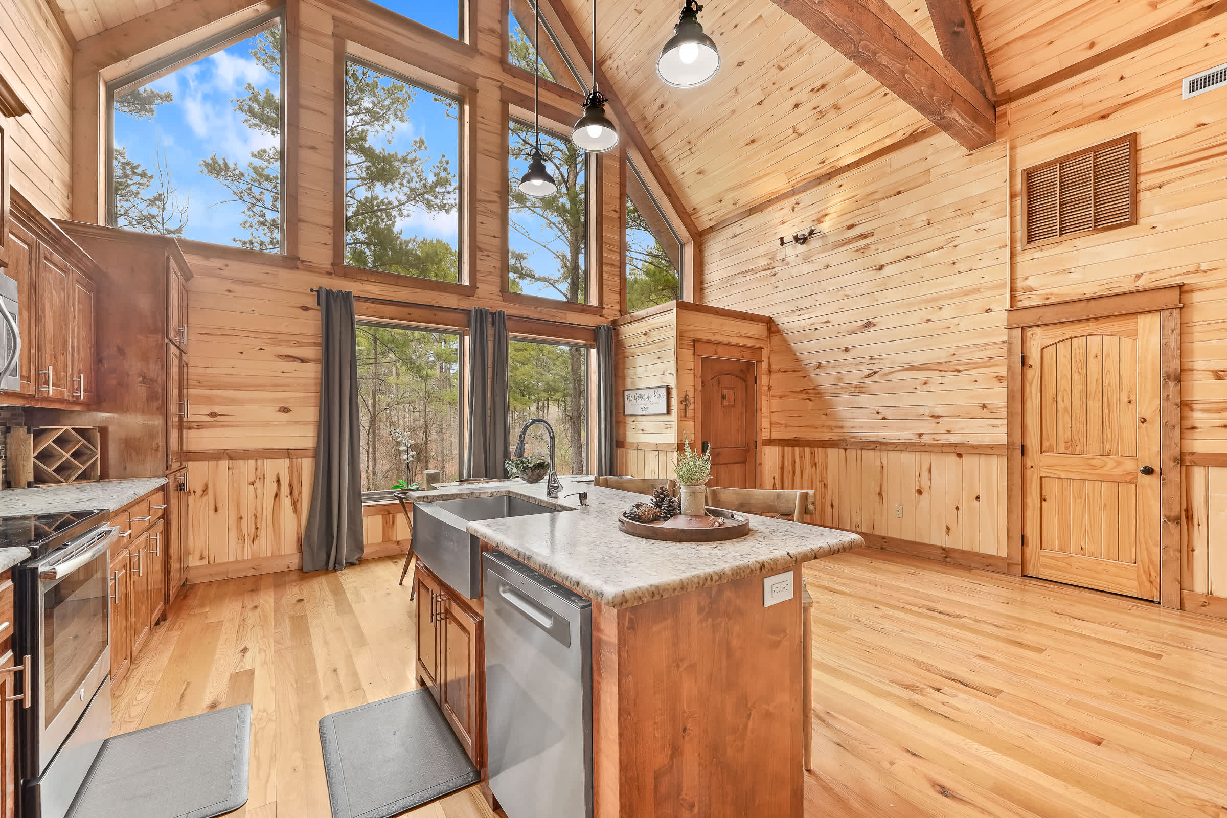 NEW! Prime Cabin Chateau, Hot Tub-Firepit-Sleeps 6