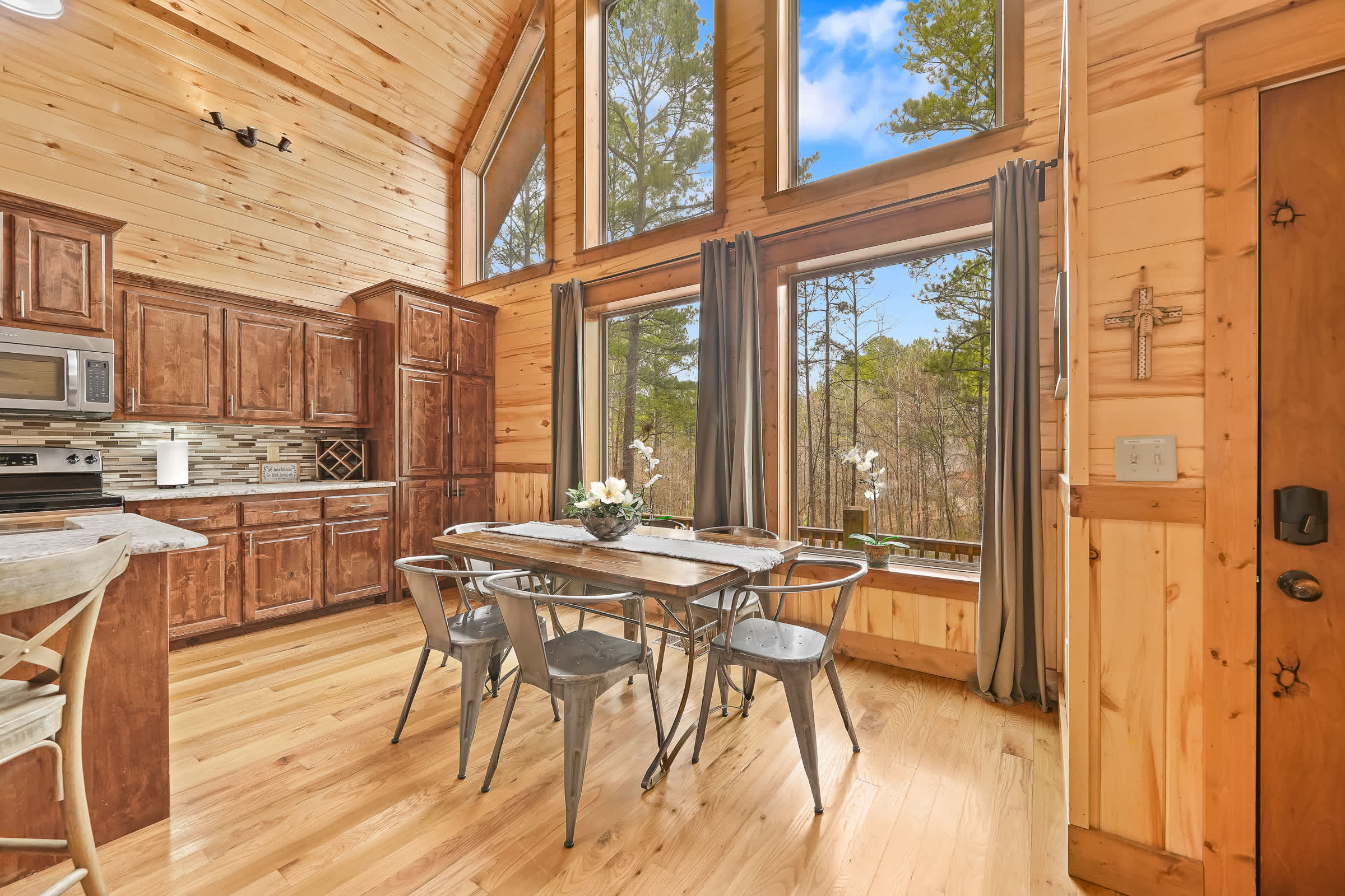 NEW! Prime Cabin Chateau, Hot Tub-Firepit-Sleeps 6