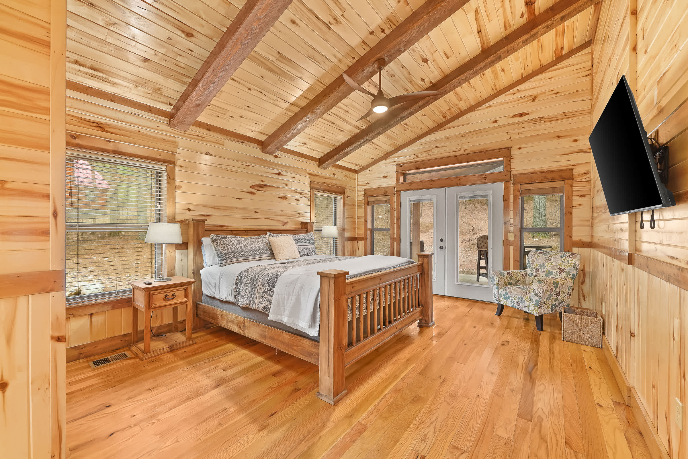 NEW! Prime Cabin Chateau, Hot Tub-Firepit-Sleeps 6