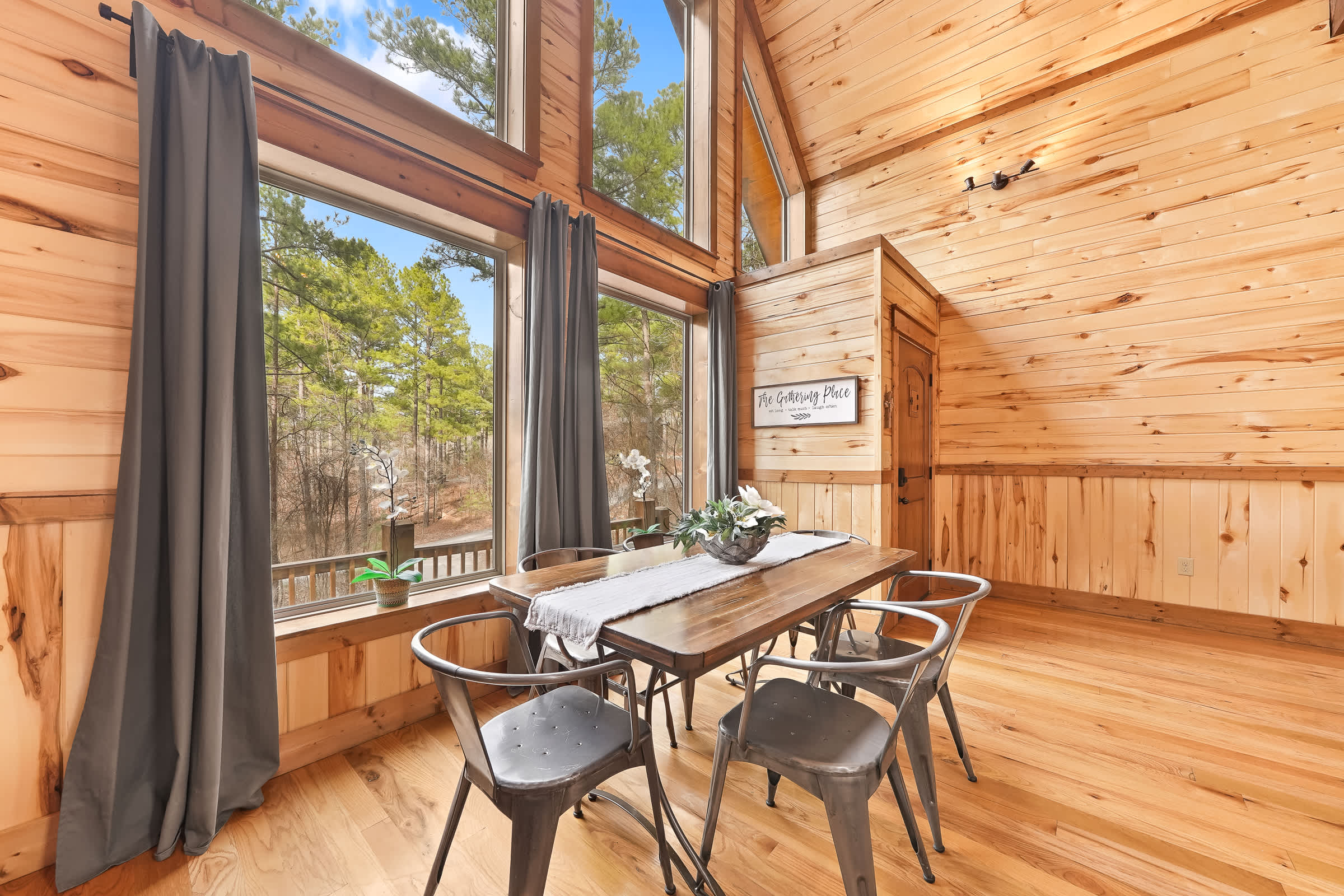 NEW! Prime Cabin Chateau, Hot Tub-Firepit-Sleeps 6