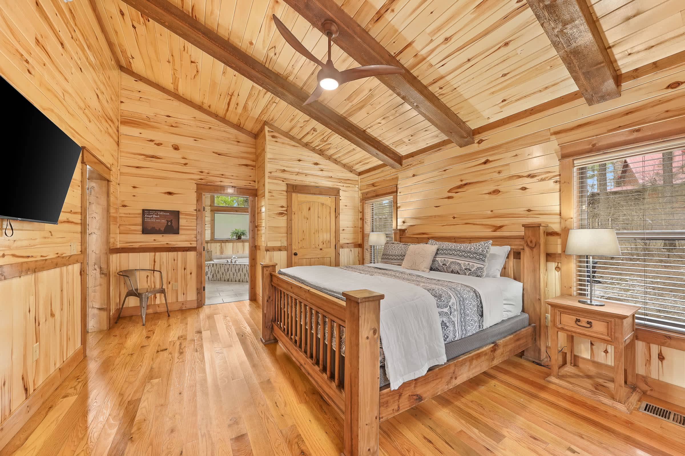 NEW! Prime Cabin Chateau, Hot Tub-Firepit-Sleeps 6