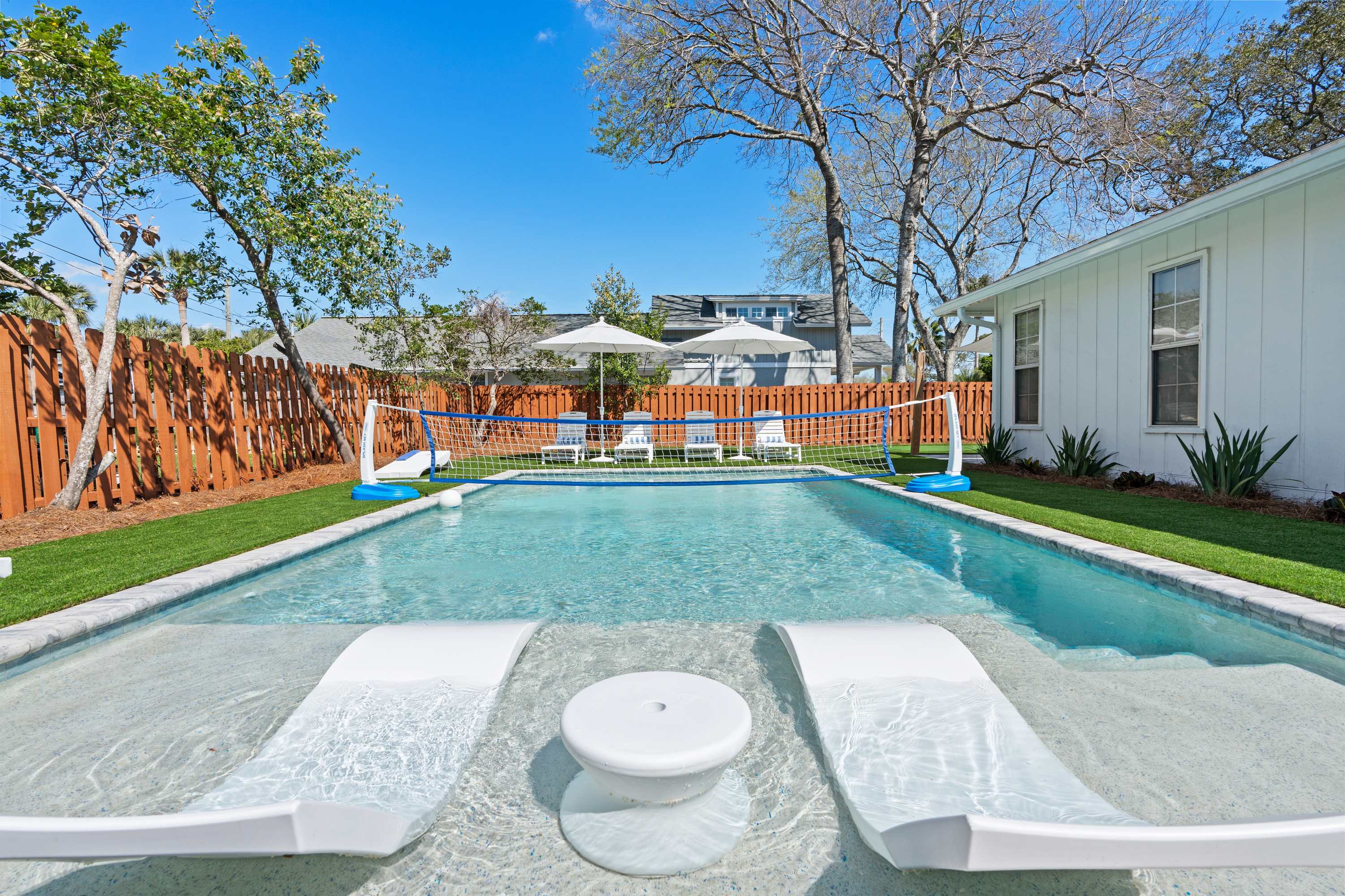 Sports Pool to Enjoy Volleyball with your Friends and Family