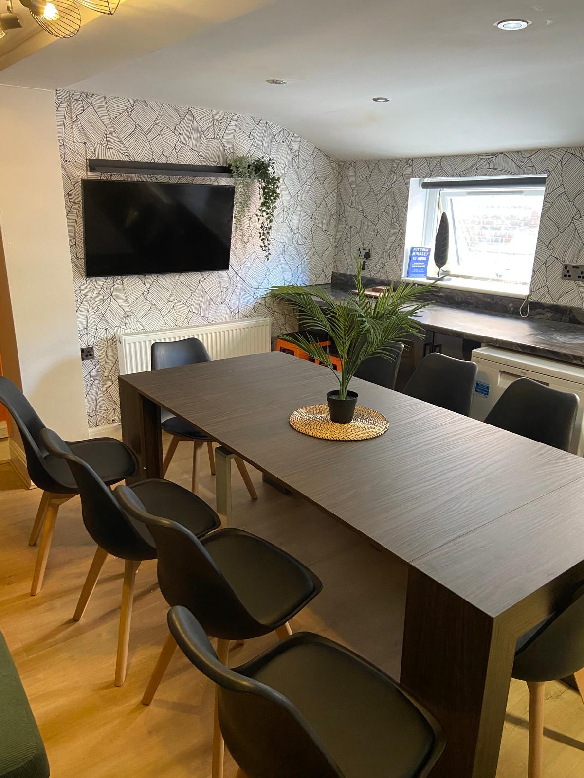Ashton Luxury Getaway Sleeps 14 with 2  Free Parking Space in Church Street 18 OL6 6XE - Property image 46 - VivreStays