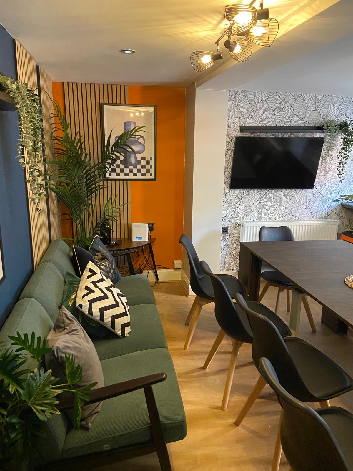 Ashton Luxury Getaway Sleeps 14 with 2  Free Parking Space in Church Street 18 OL6 6XE - Property image 32 - VivreStays