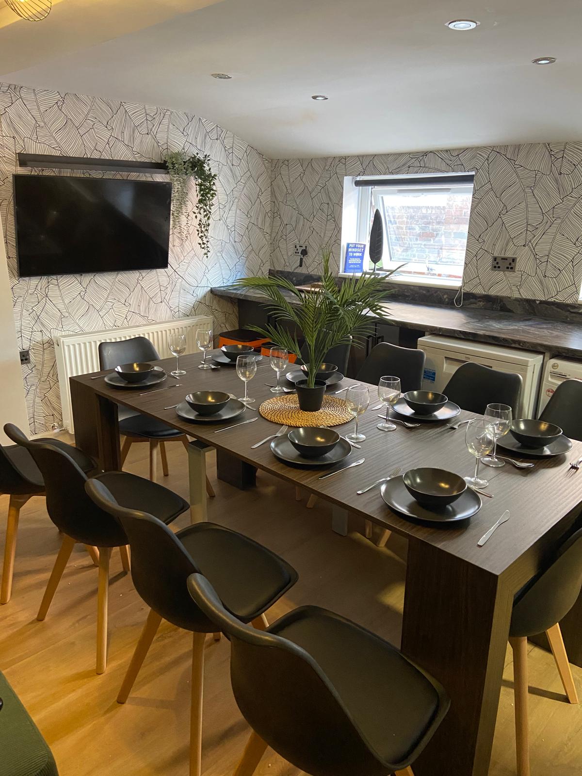 Ashton Luxury Getaway Sleeps 14 with 2  Free Parking Space in Church Street 18 OL6 6XE - Property image 41 - VivreStays