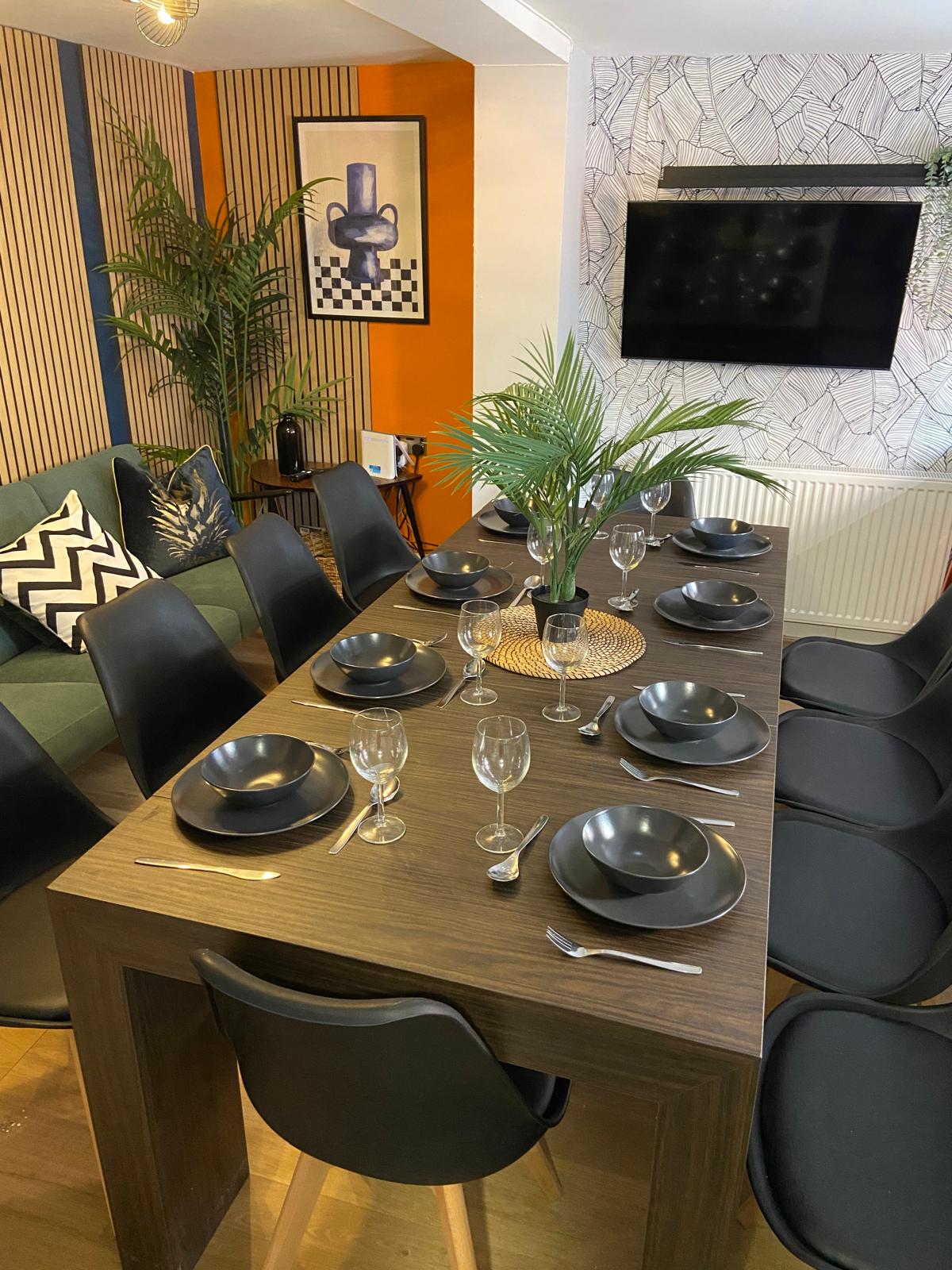 Ashton Luxury Getaway Sleeps 14 with 2  Free Parking Space in Church Street 18 OL6 6XE - Property image 47 - VivreStays