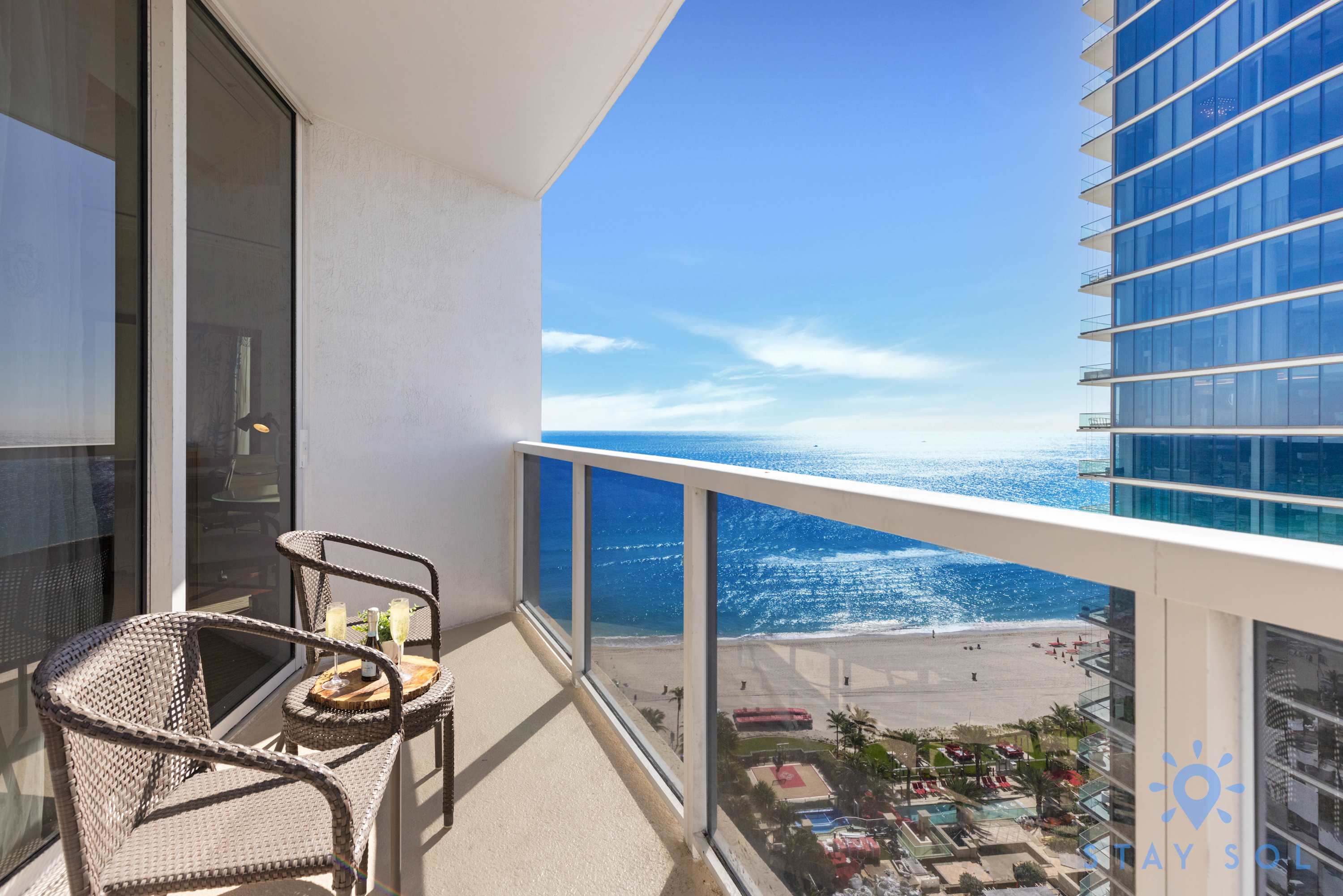 Unique View Apt + Pool + Gym
