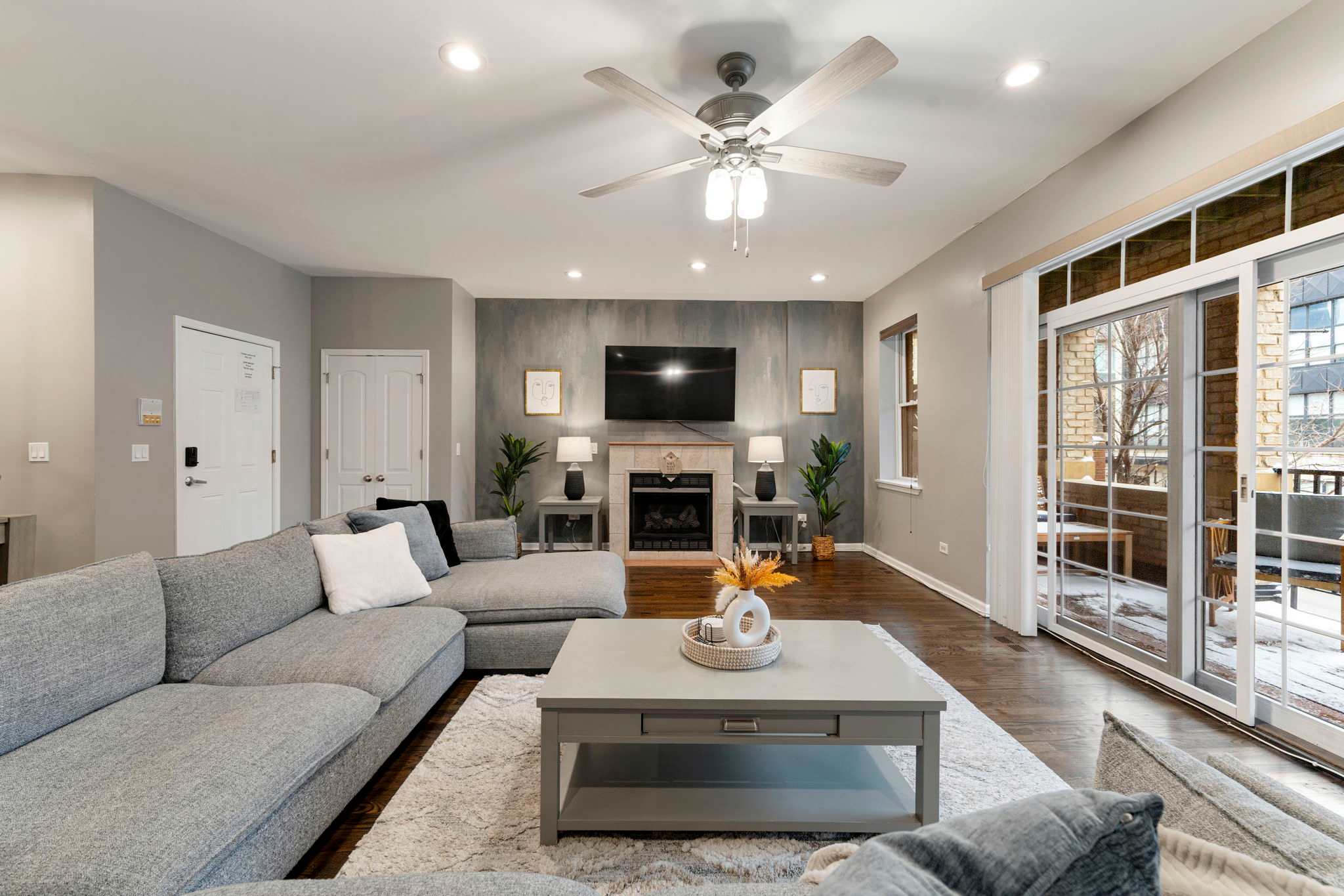 South Loop 3BD 2BA Condo with Balcony and Parking — Chicago, IL — vacation rental