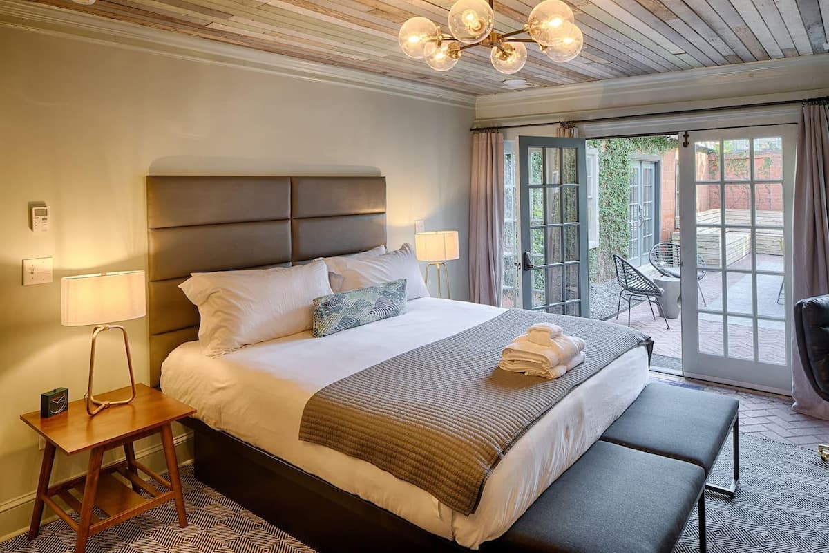 1st floor King Suite Downtown Boutique Hotel β Savannah, GA β vacation rental