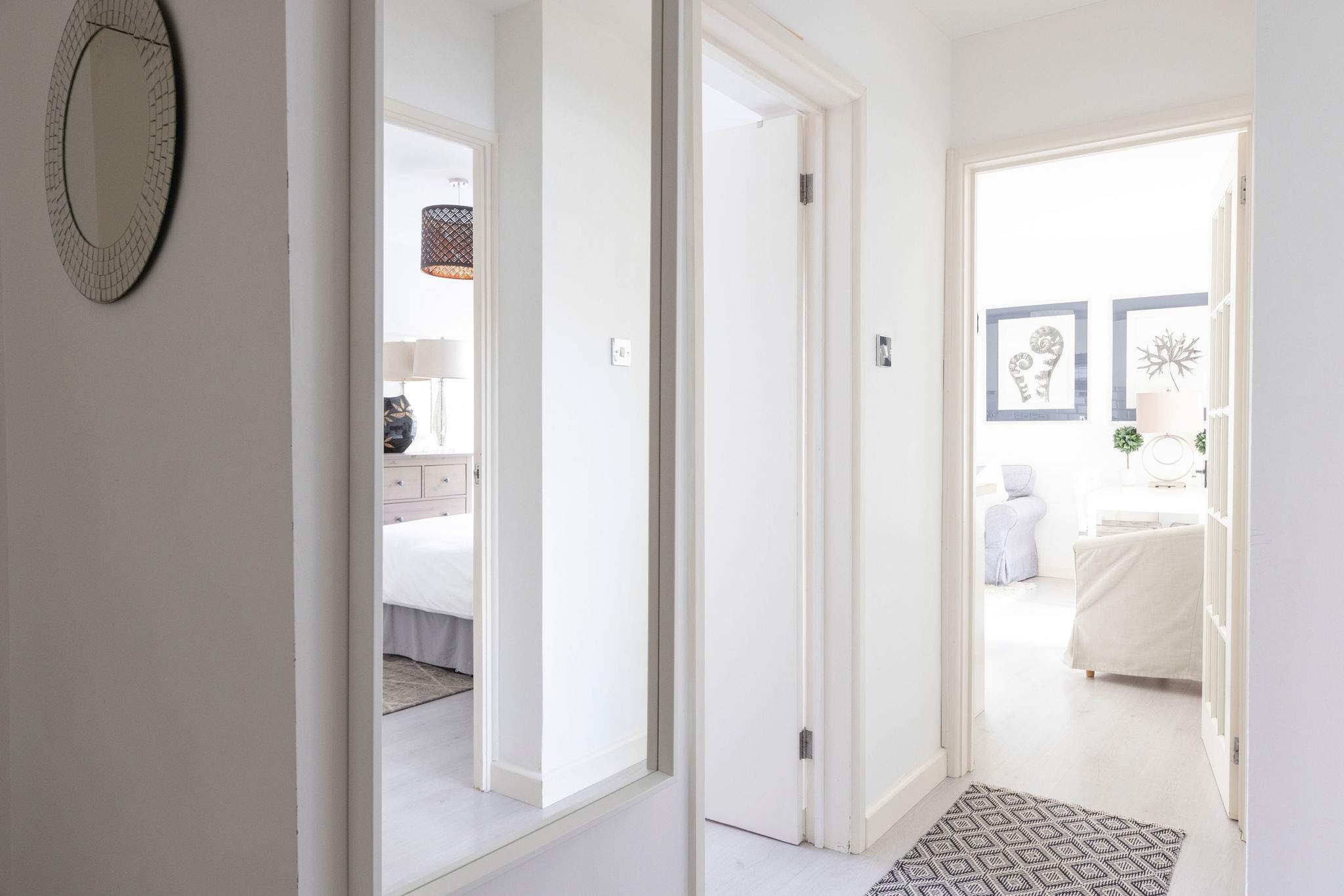 The spacious and inviting entrance hall warmly welcomes you to the apartment.