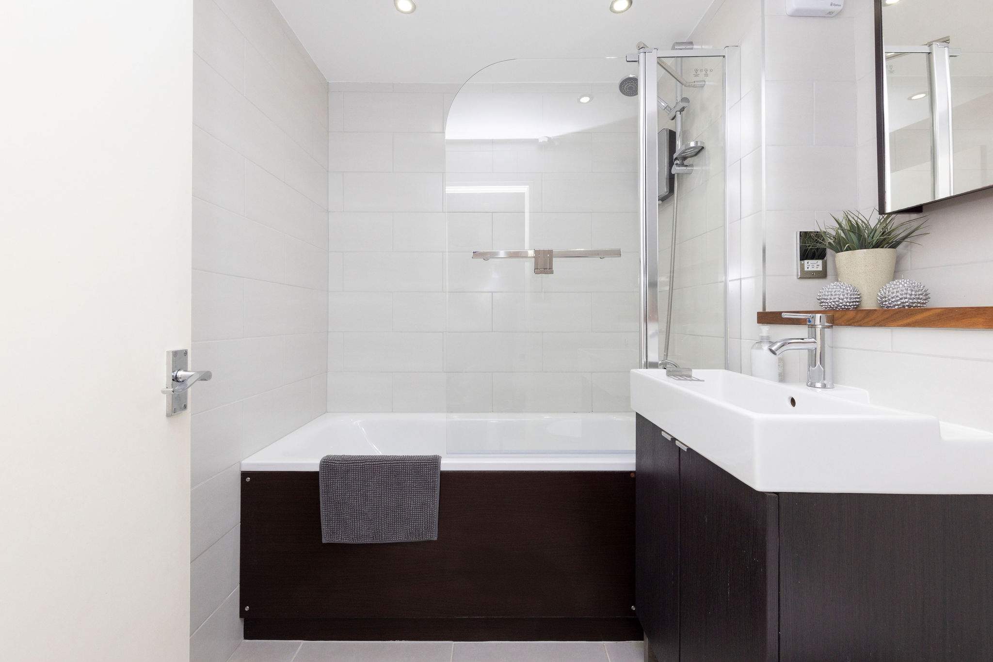 The main bathroom has a bath, overhead shower, wc and sink!