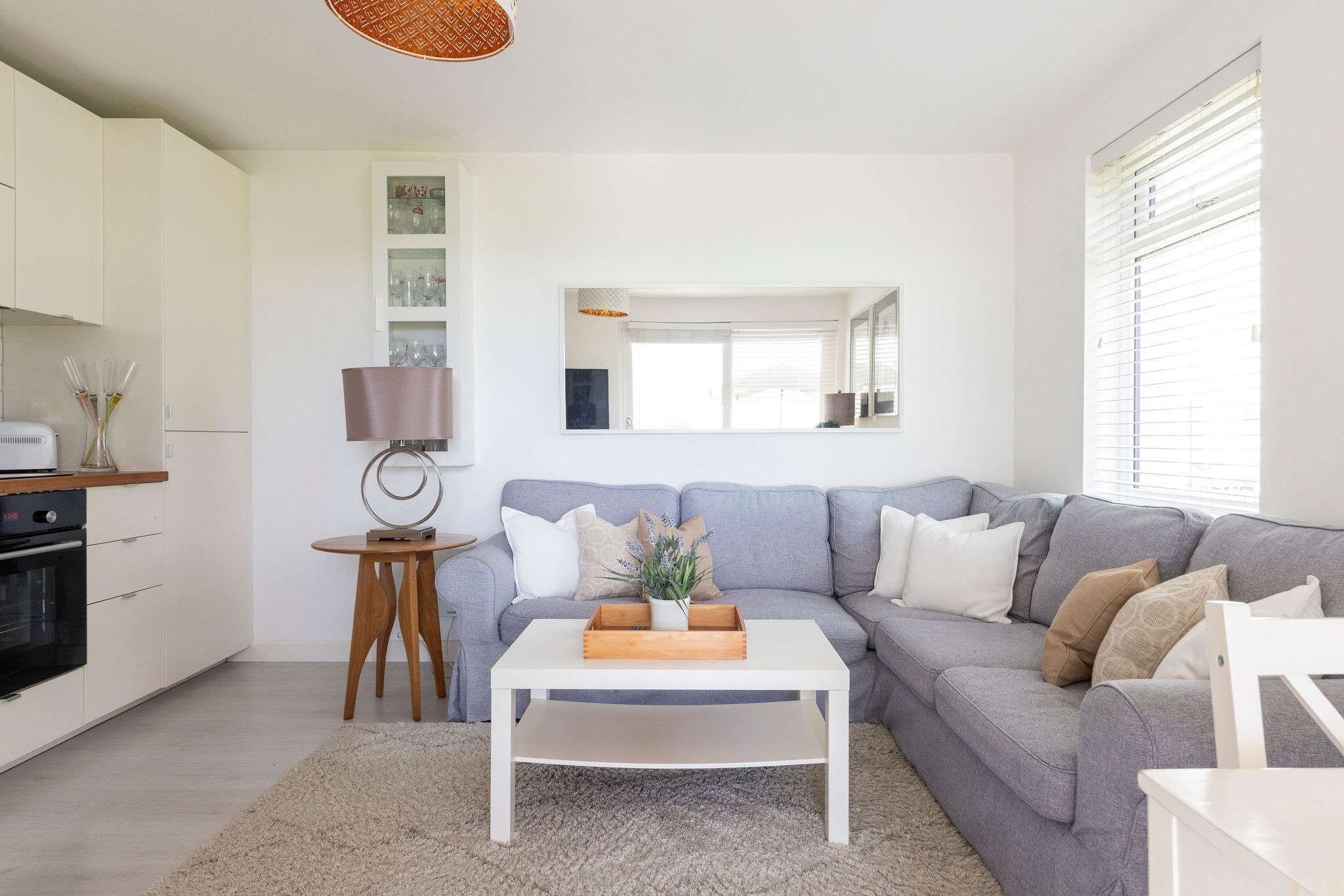 A bright and cosy living space with a modern touch, perfect for relaxing in style!