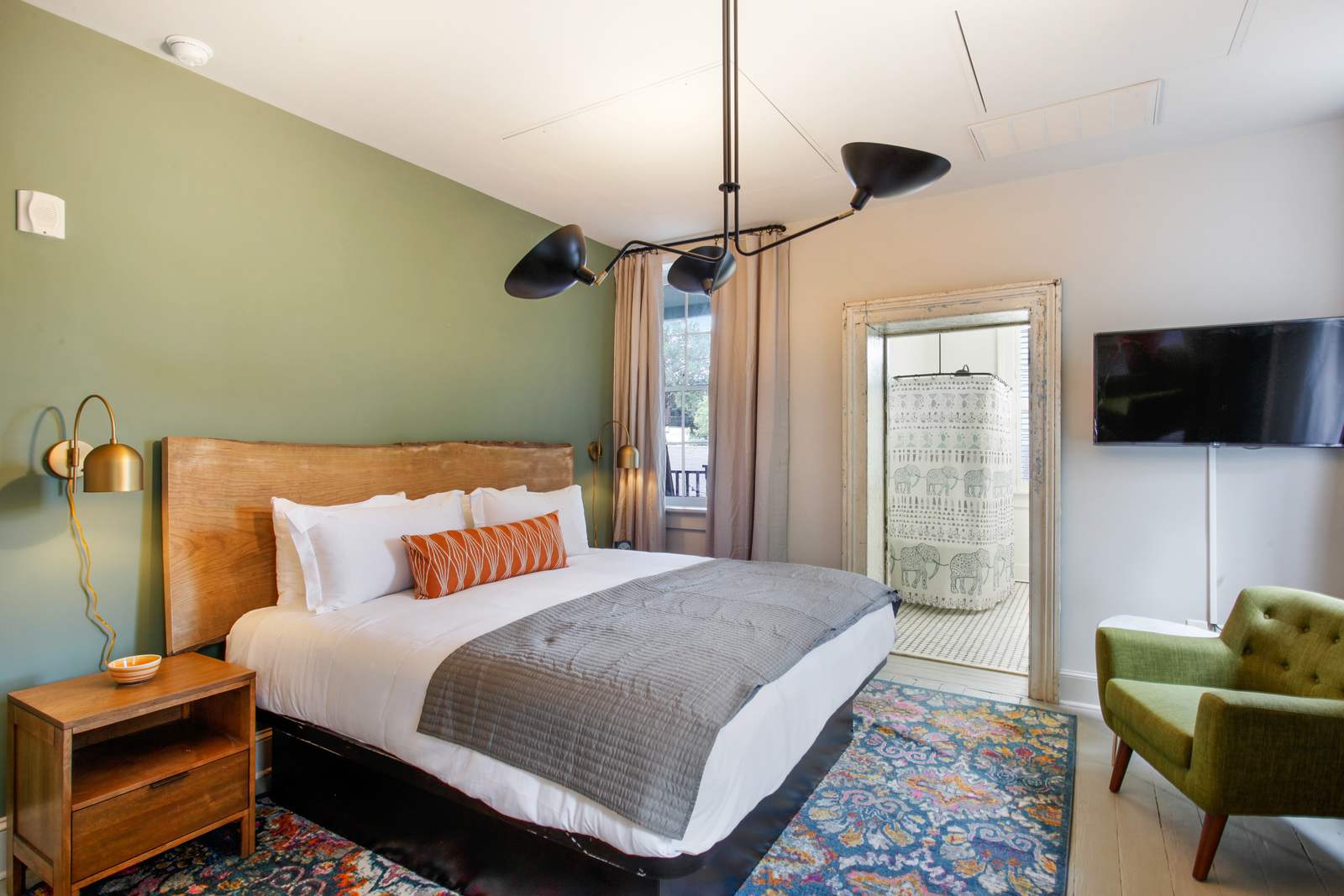 King Suite Claw Foot Tub 2nd Floor! — Savannah, GA — vacation rental