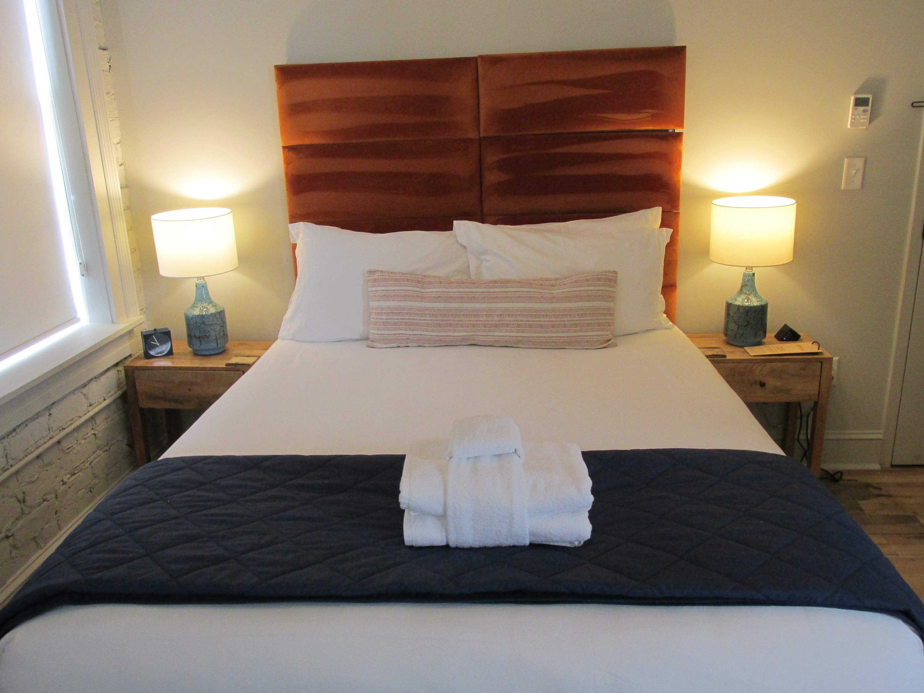 Queen Suite 3rd Floor Downtown Sleeps 2! β Savannah, GA β vacation rental