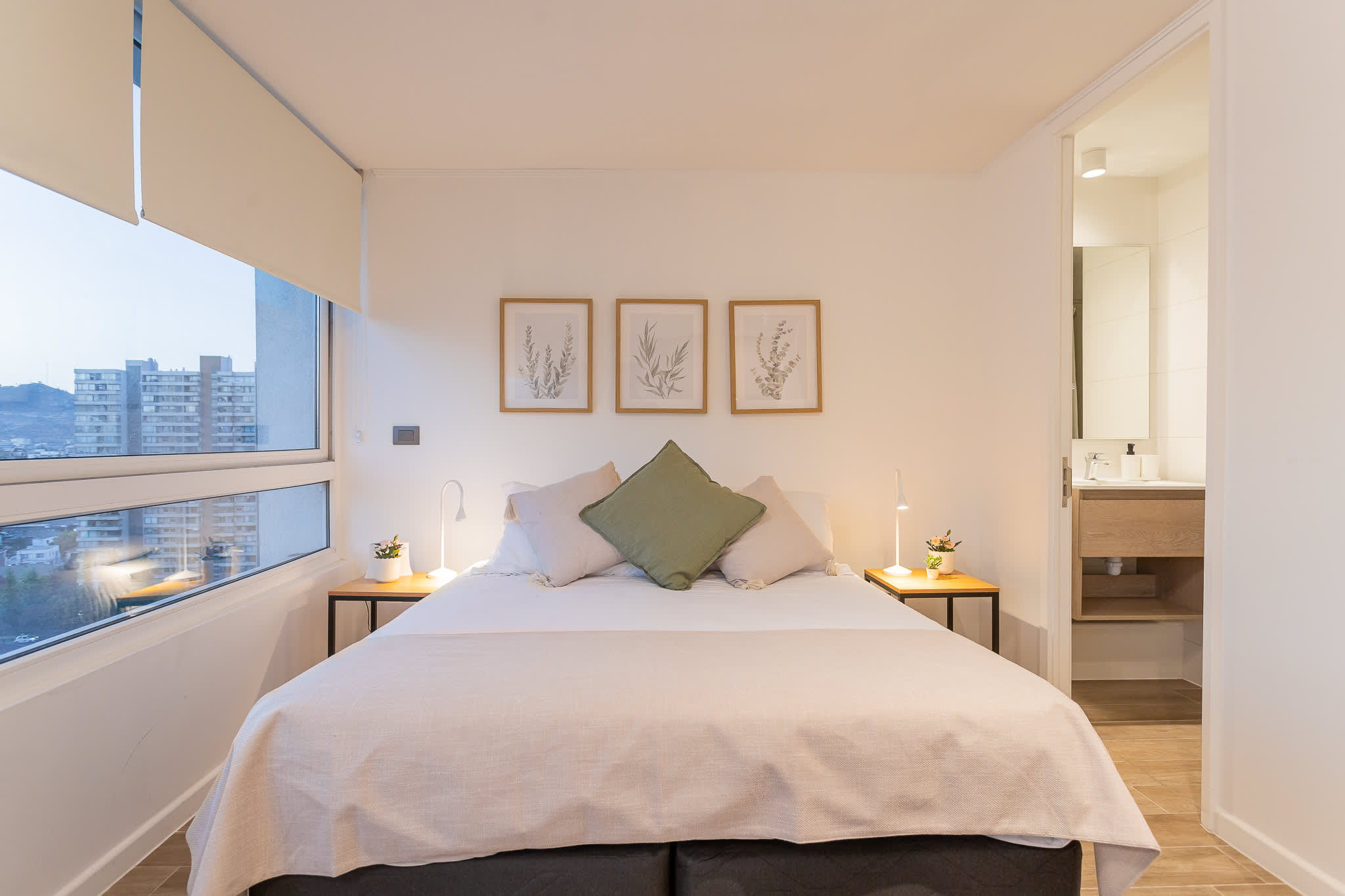 Relax in this cozy studio with stunning city views and a private en-suite bathroom, perfect for a comfortable stay in the heart of Chile.