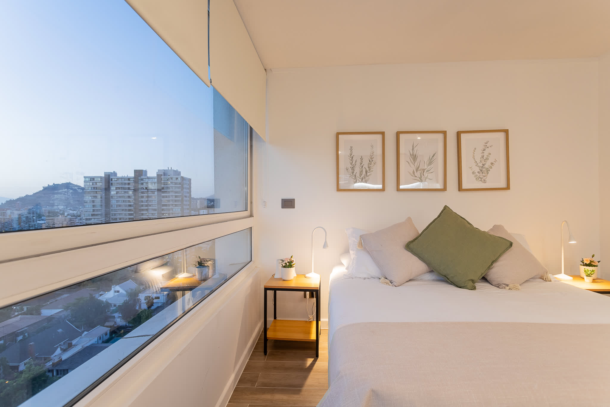 Relax in this cozy studio with stunning city views, perfect for a peaceful getaway in the heart of Chile.