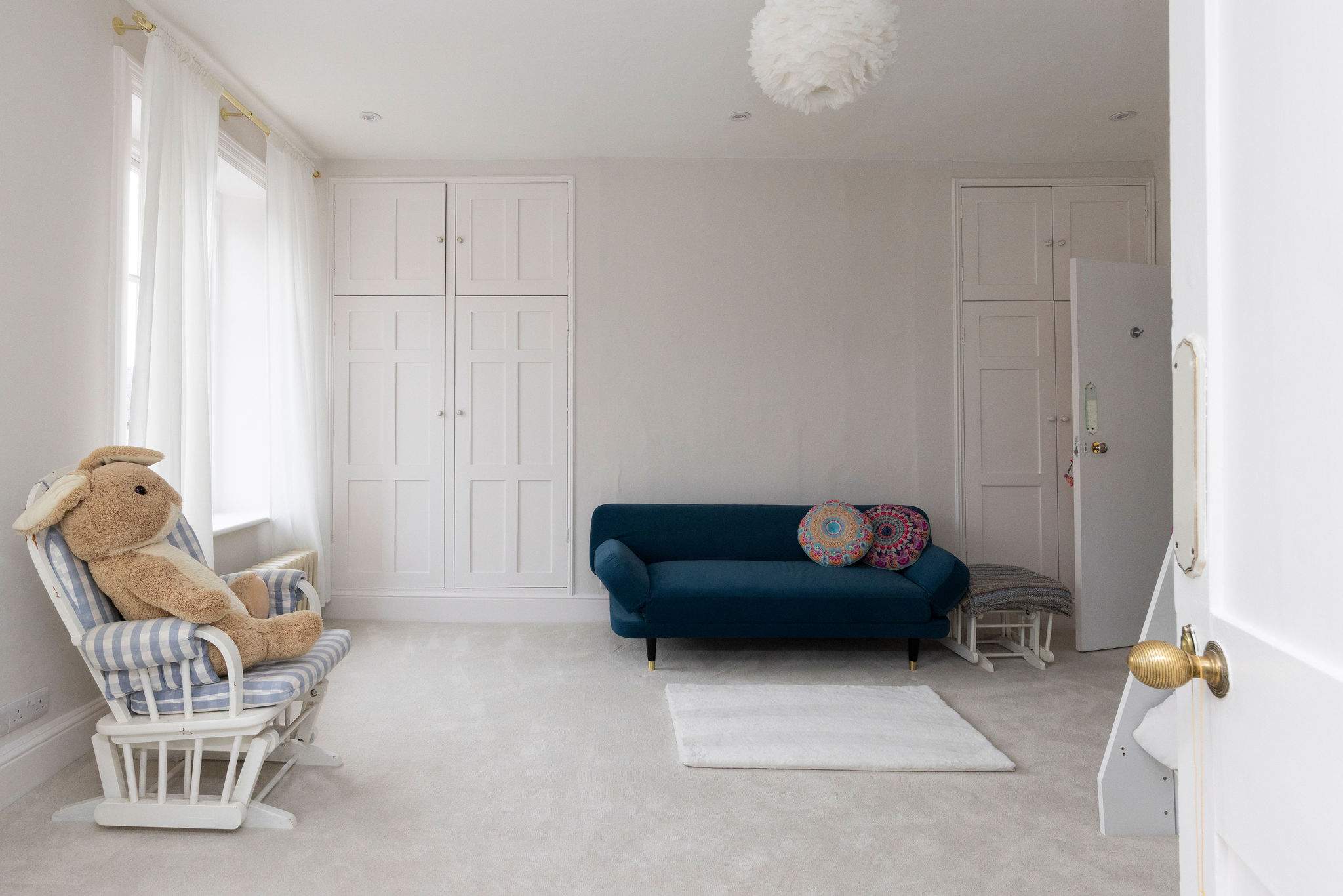 Dreamy kids’ room with soft carpets, sofa bed and cosy triple sleeper