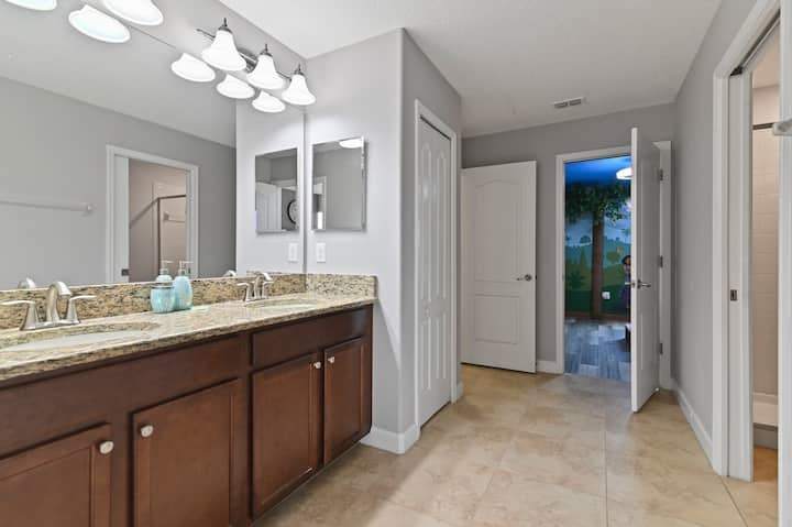 Heated Pool +  Hot Tub + Waterpark + Lazy River