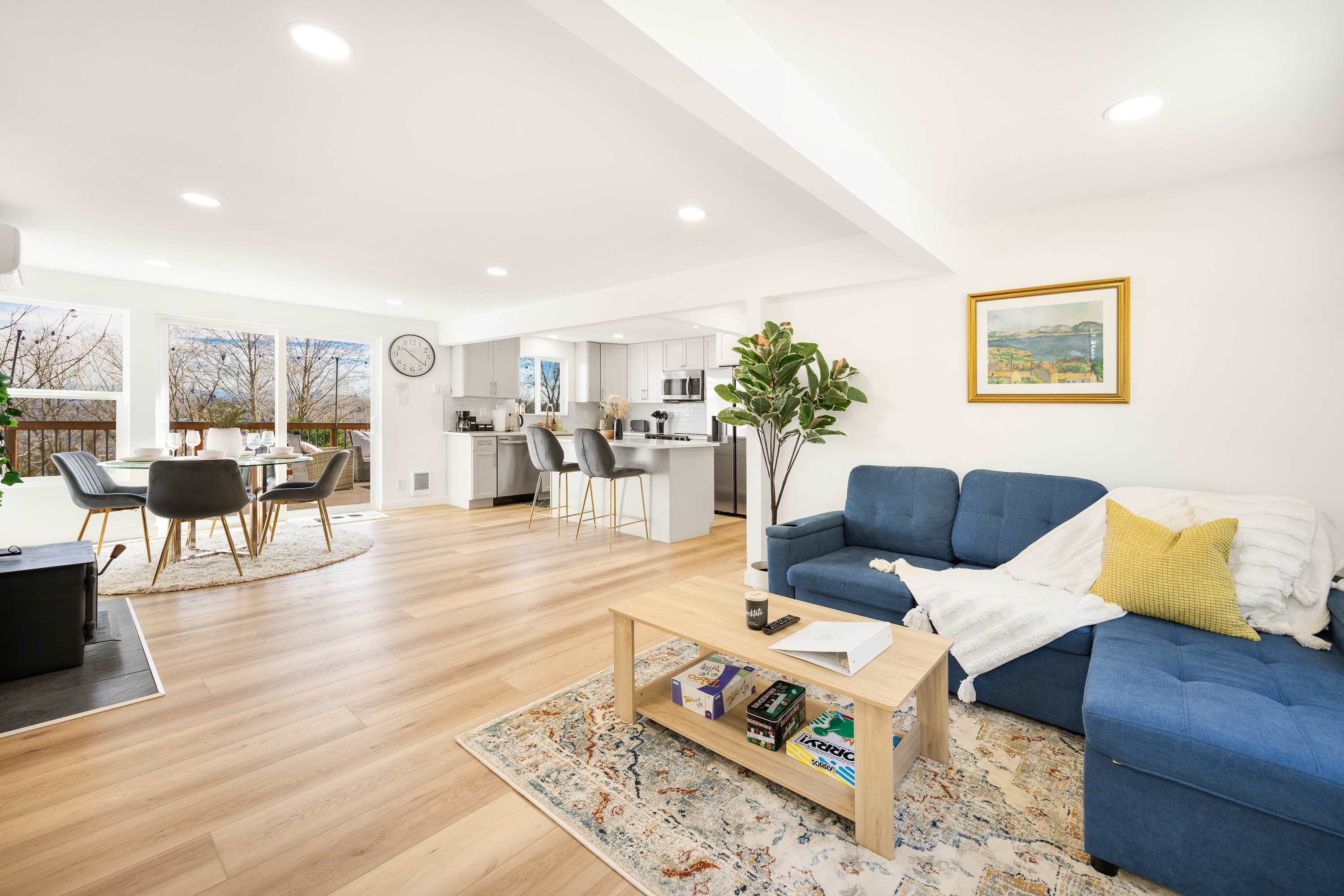 Step-Free 2BR Retreat w, Panoramic Views on Deck