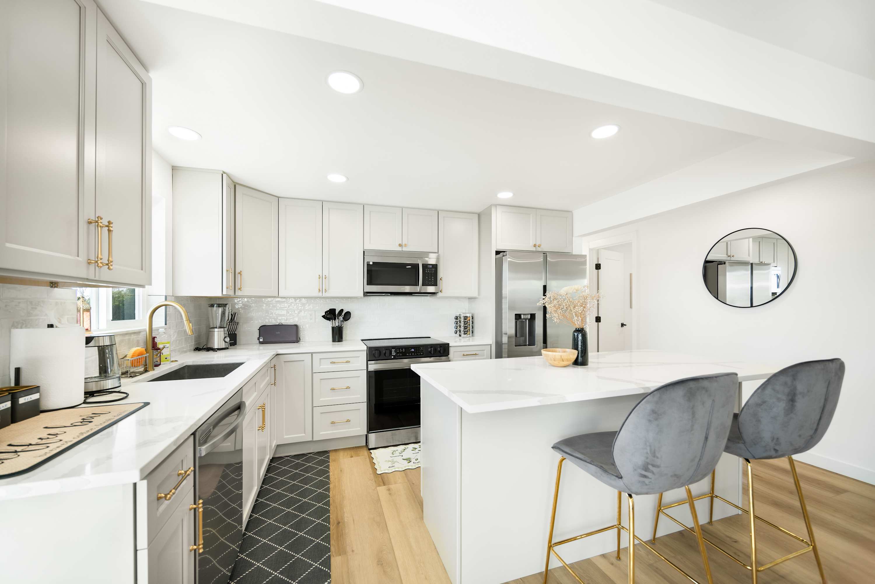 Step-Free 2BR Retreat w, Panoramic Views on Deck