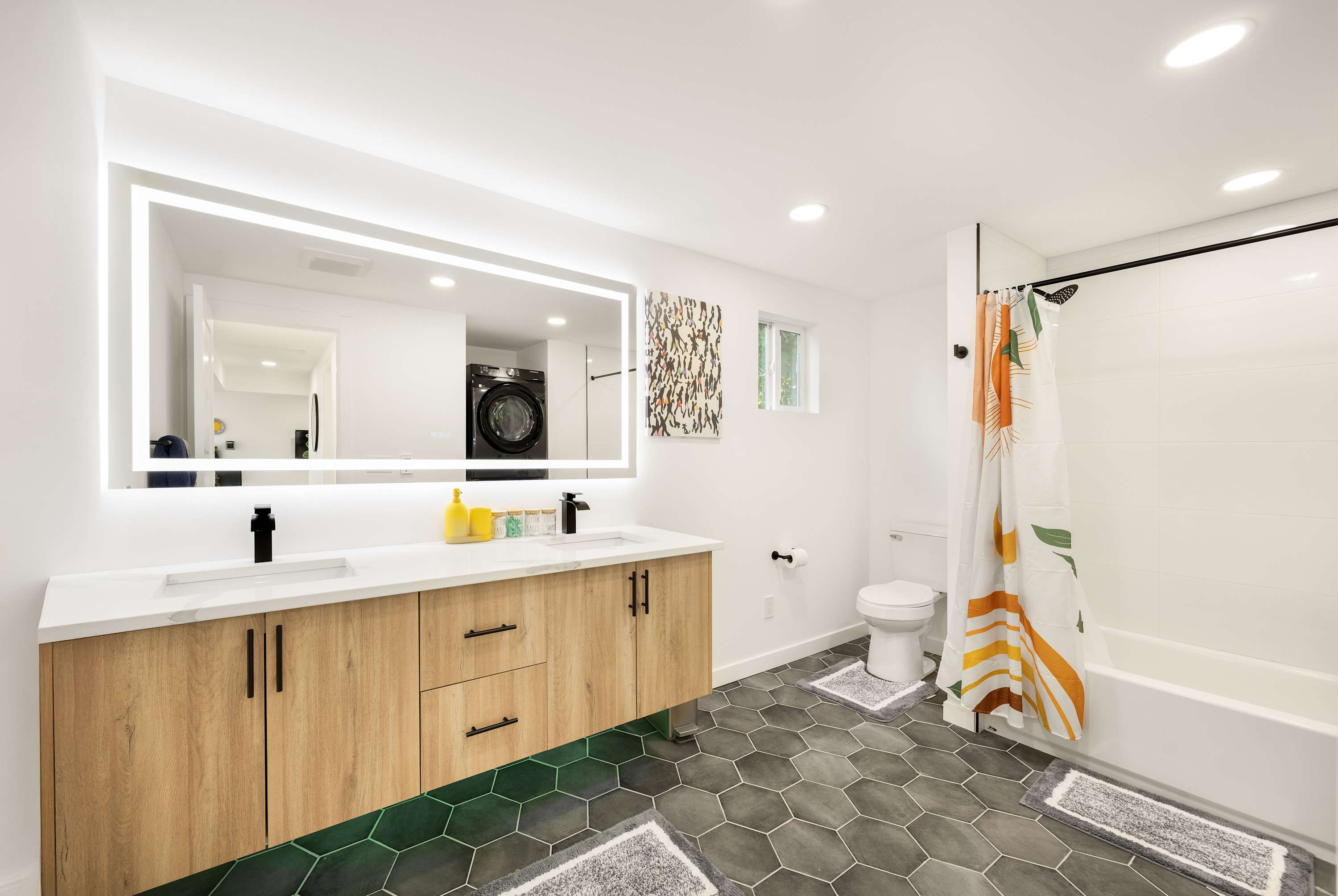 Step-Free 2BR Retreat w, Panoramic Views on Deck
