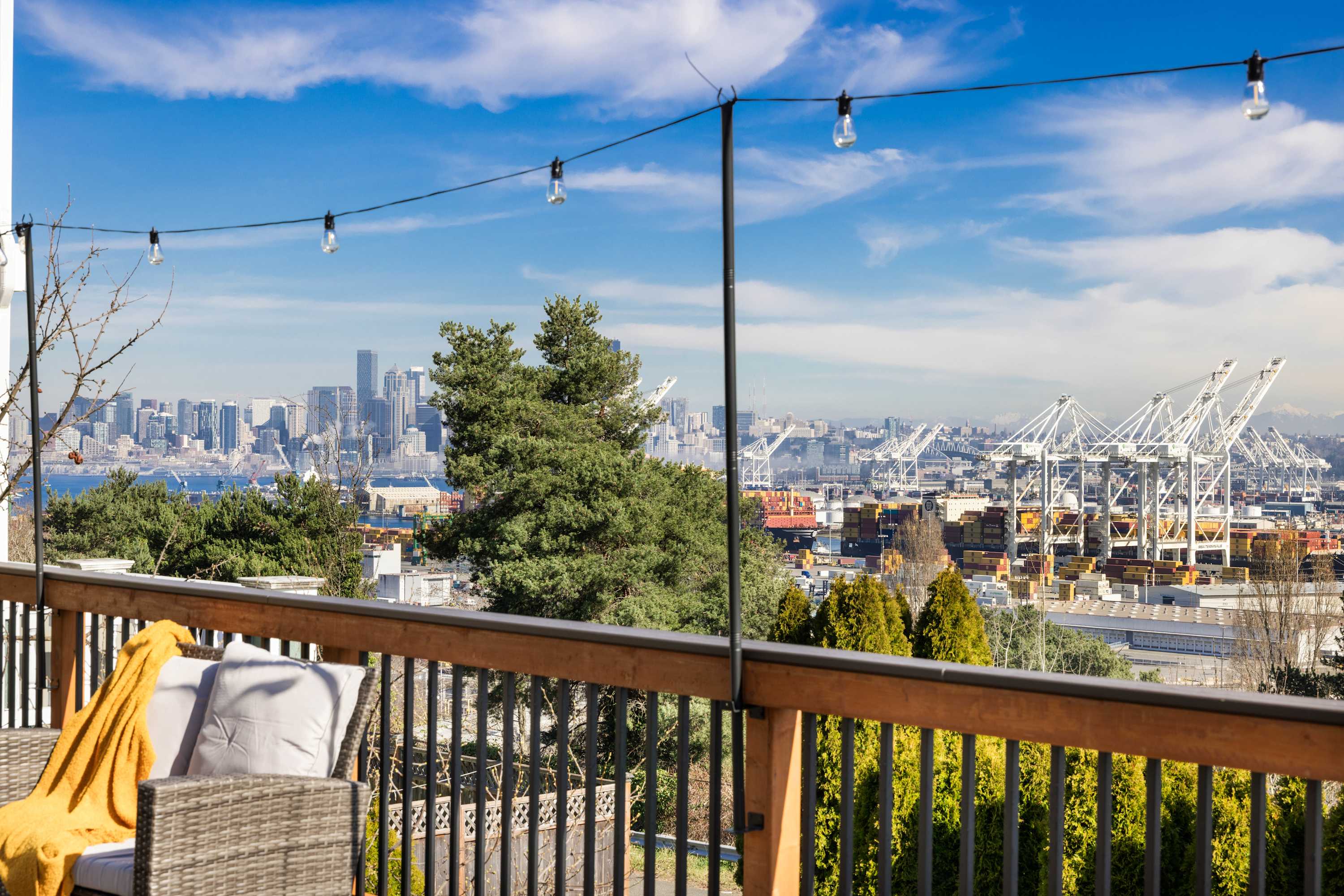 Step-Free 2BR Retreat w, Panoramic Views on Deck