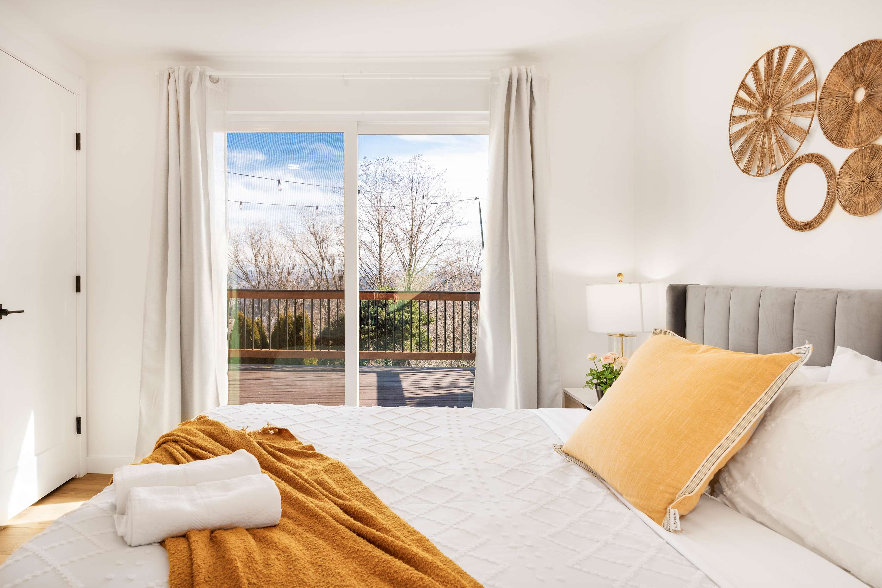 Step-Free 2BR Retreat w, Panoramic Views on Deck