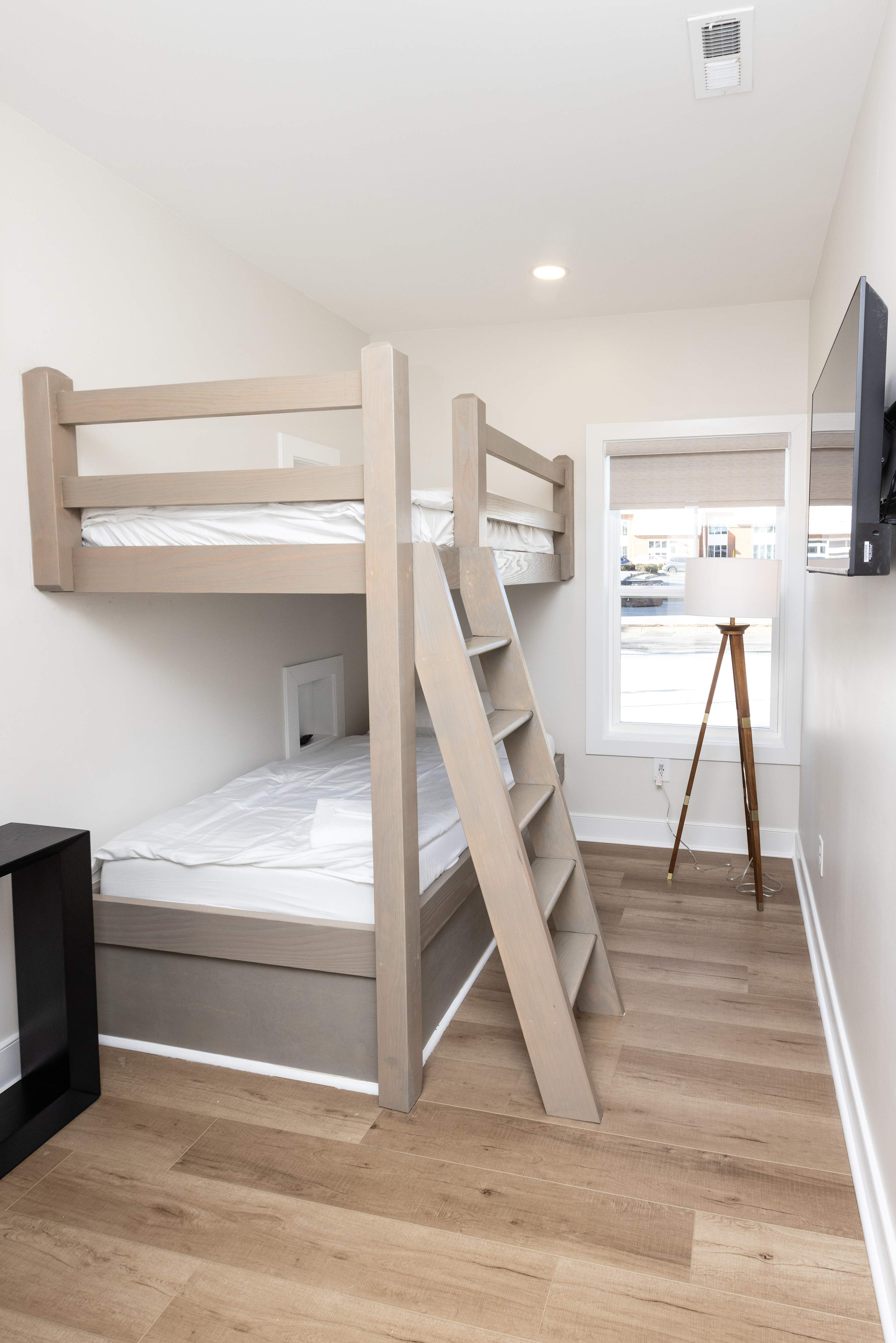 1st Floor bunkroom - twins
