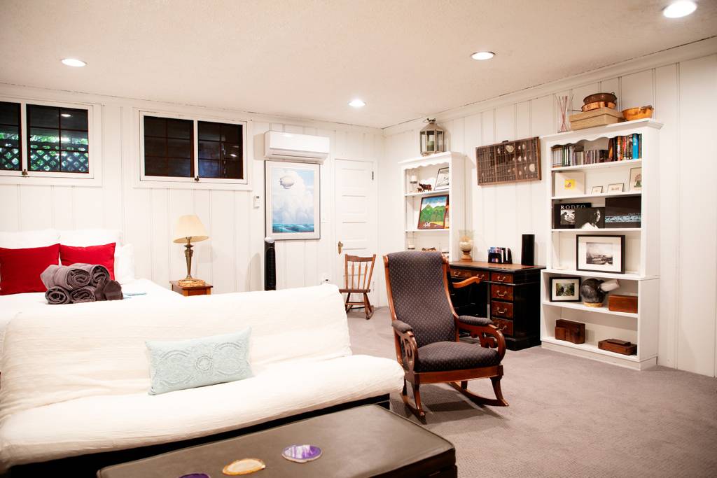 Huge Studio w/ Full Kitchen // W/D // Parking