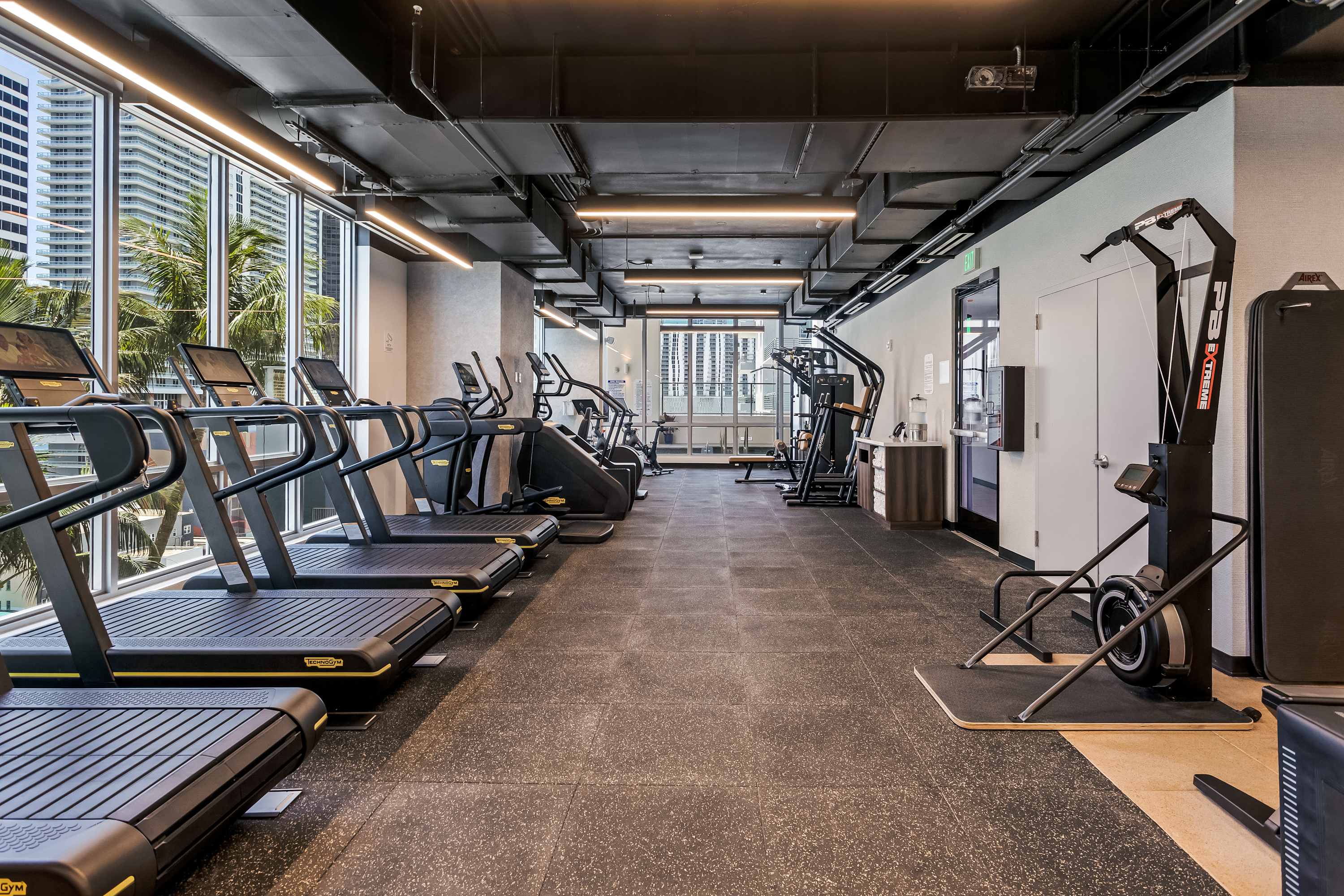 Skyline Studio w/ Coworking | Pool, Gym & WiFi