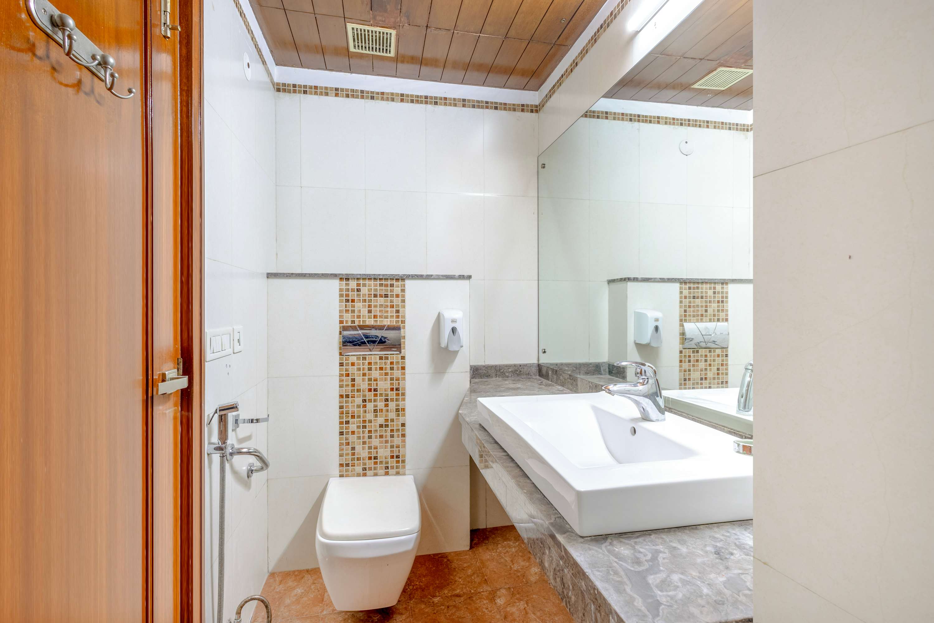 Full Bathroom 2