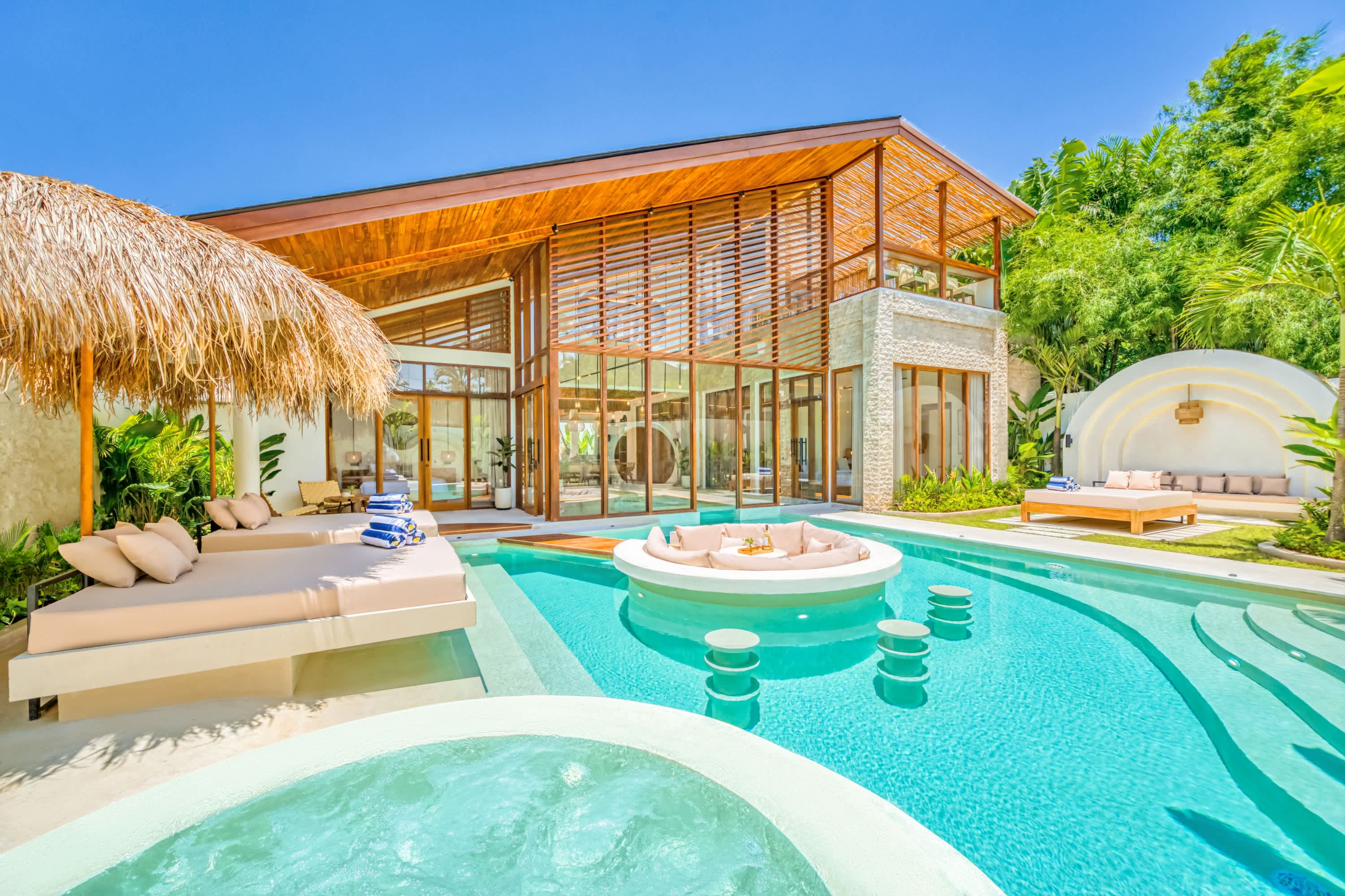 Villa Orlando - 9 BR, Jacuzzi, Rooftop Cinema — Kecamatan Kuta, Bali — vacation rental