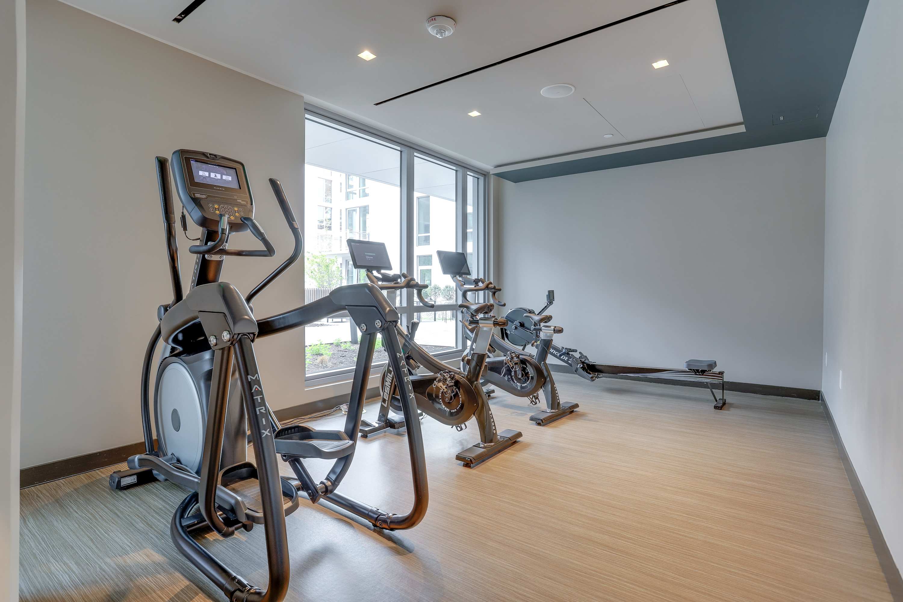 Stylish Apt Near DC & Metro - Pool & Gym