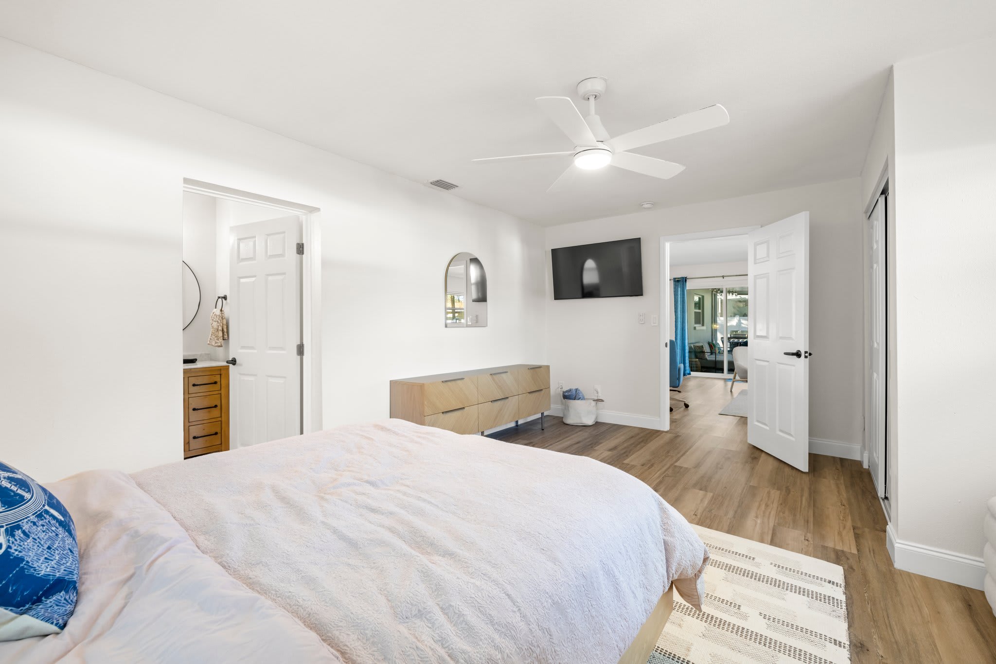 ★ Coastal Charm • Dog-Friendly • Near Sand & Shops 4