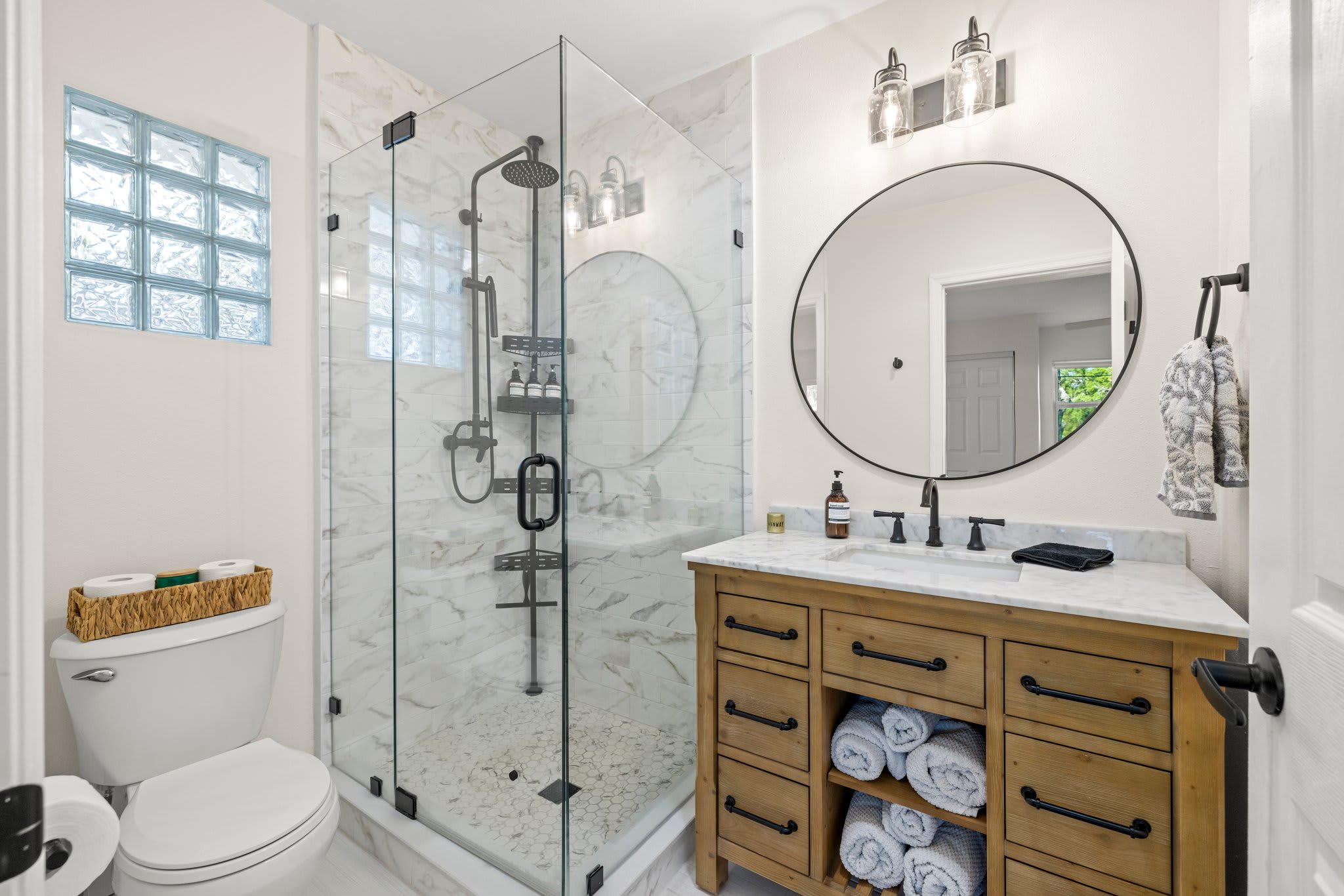 ★ Coastal Charm • Dog-Friendly • Near Sand & Shops 5