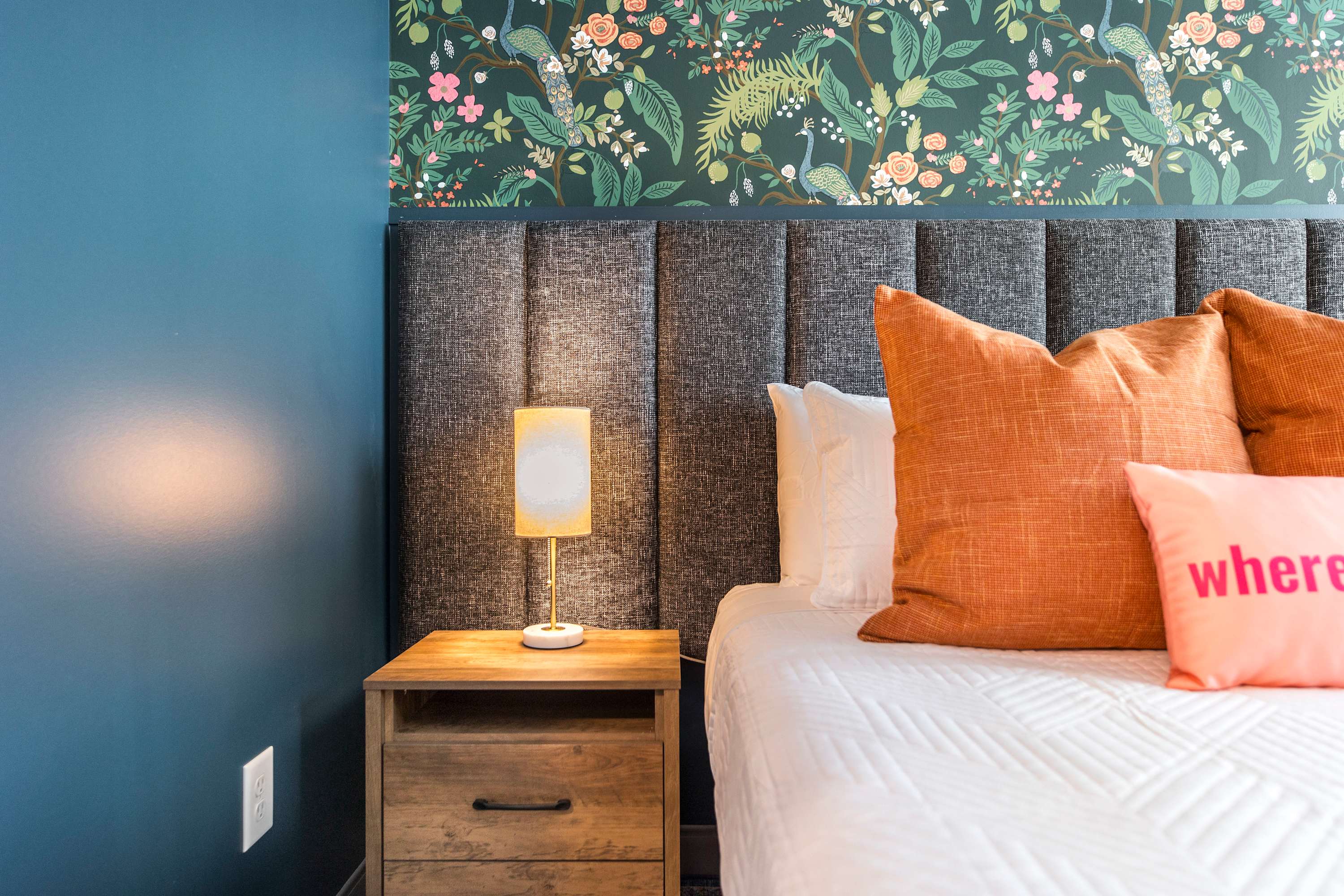 Glamorous Design And Vibrant Energy - Bold Urban Retreat - Macon, GA