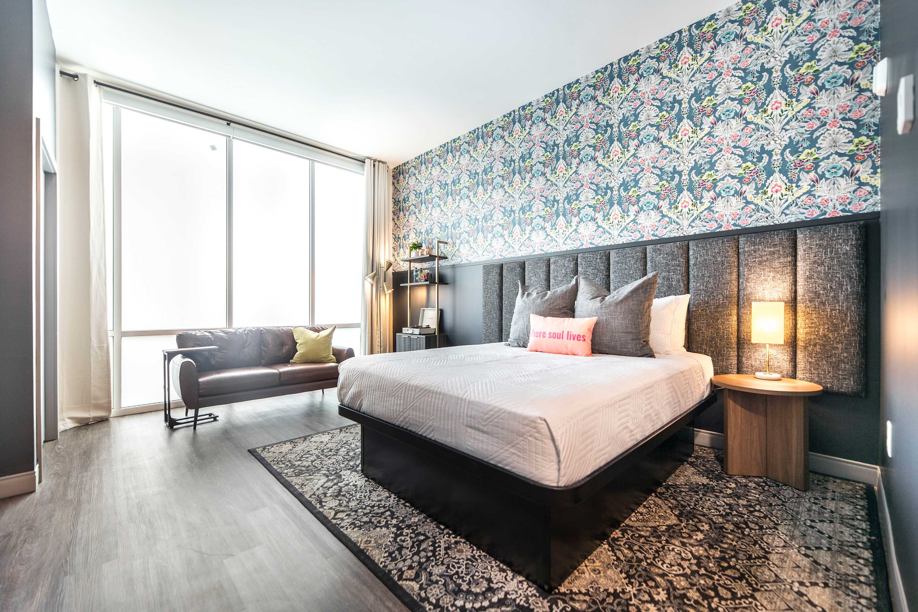 Radiant Escape With Stunning Windows - Charming Urban Retreat - Macon, GA