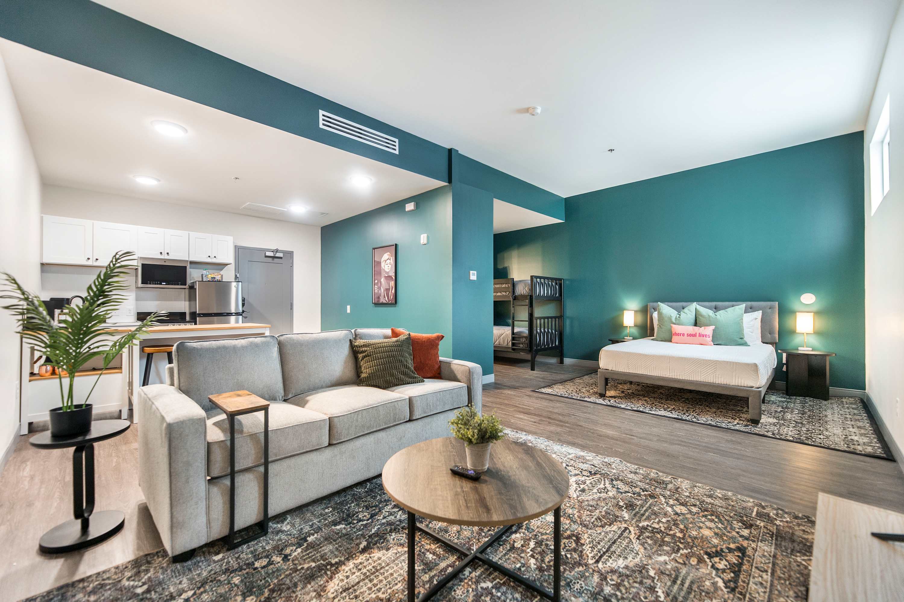 Soulful Charm And Modern Comfort - Spacious Family Haven - Macon, GA