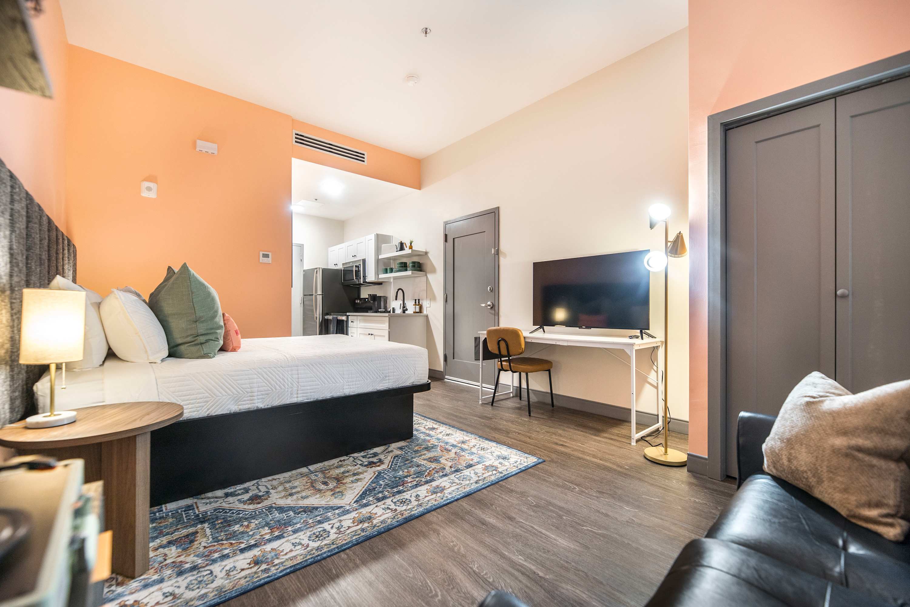 Vibrant Floral Design And Music Vibes - Charming Downtown Retreat - Macon, GA