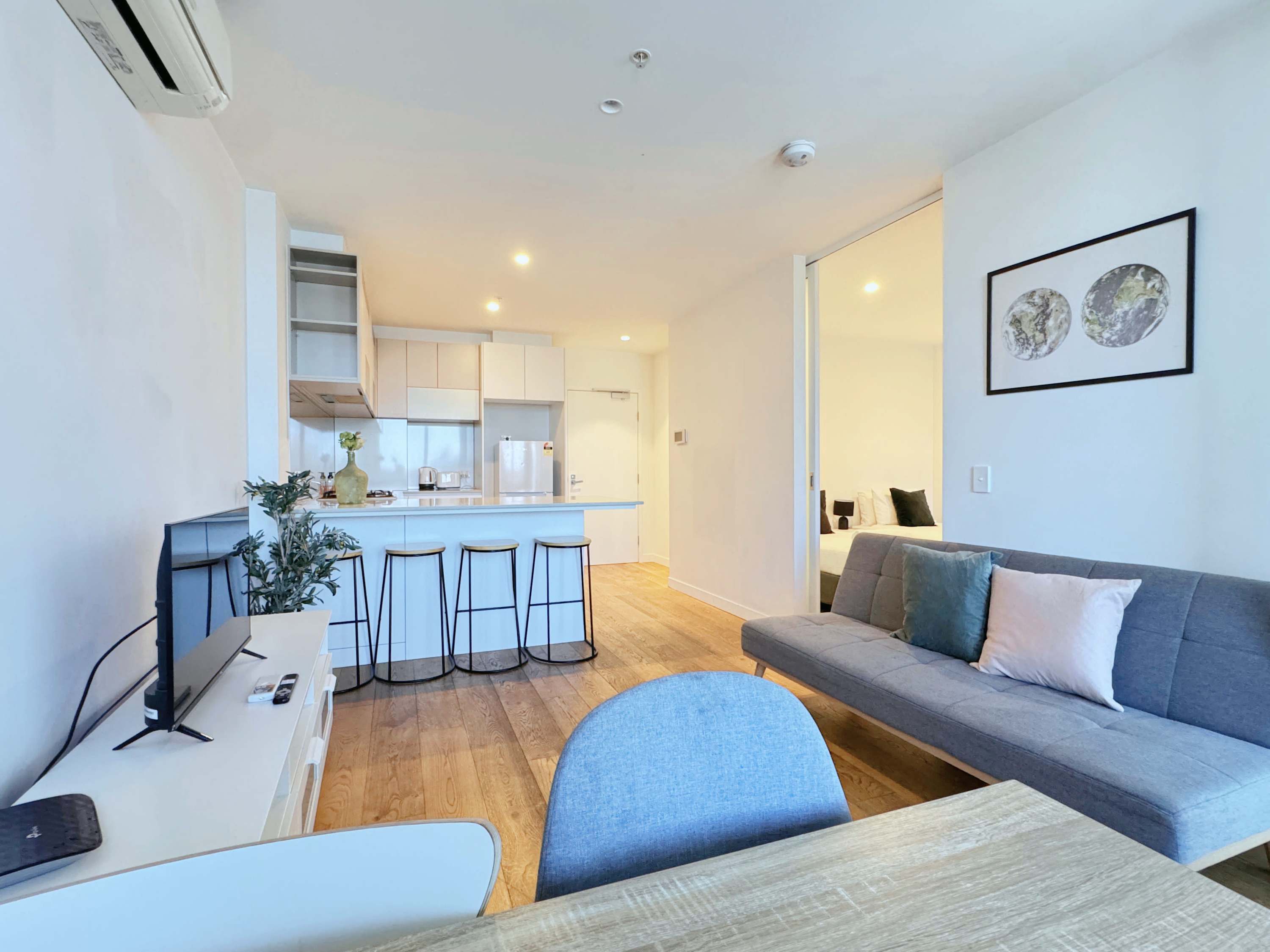Cozy 2BR Apt Steps from Southern Cross, City Views — Melbourne, Victoria — vacation rental