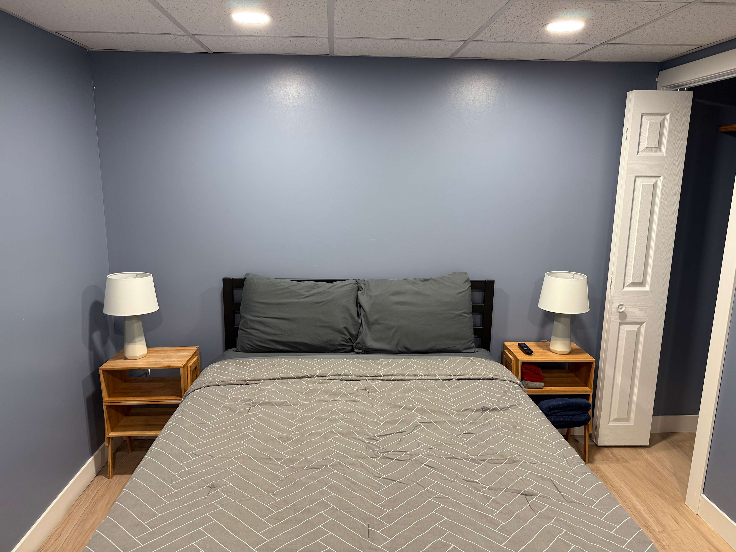 Comfy Queen near Sanford and Downtown Fargo (3)