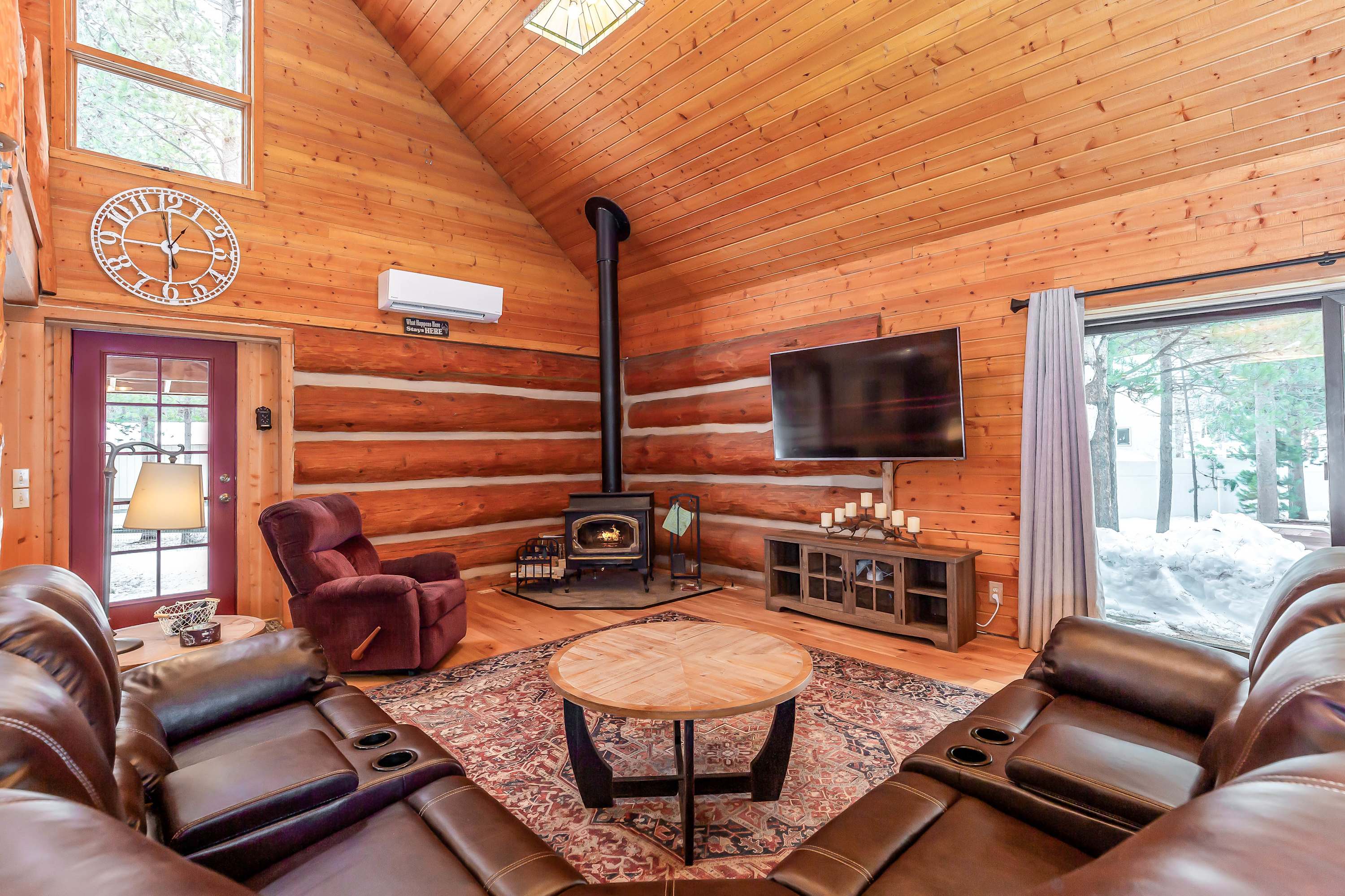 Pet-Friendly Cabin Near Sunriver w/ Hot Tub