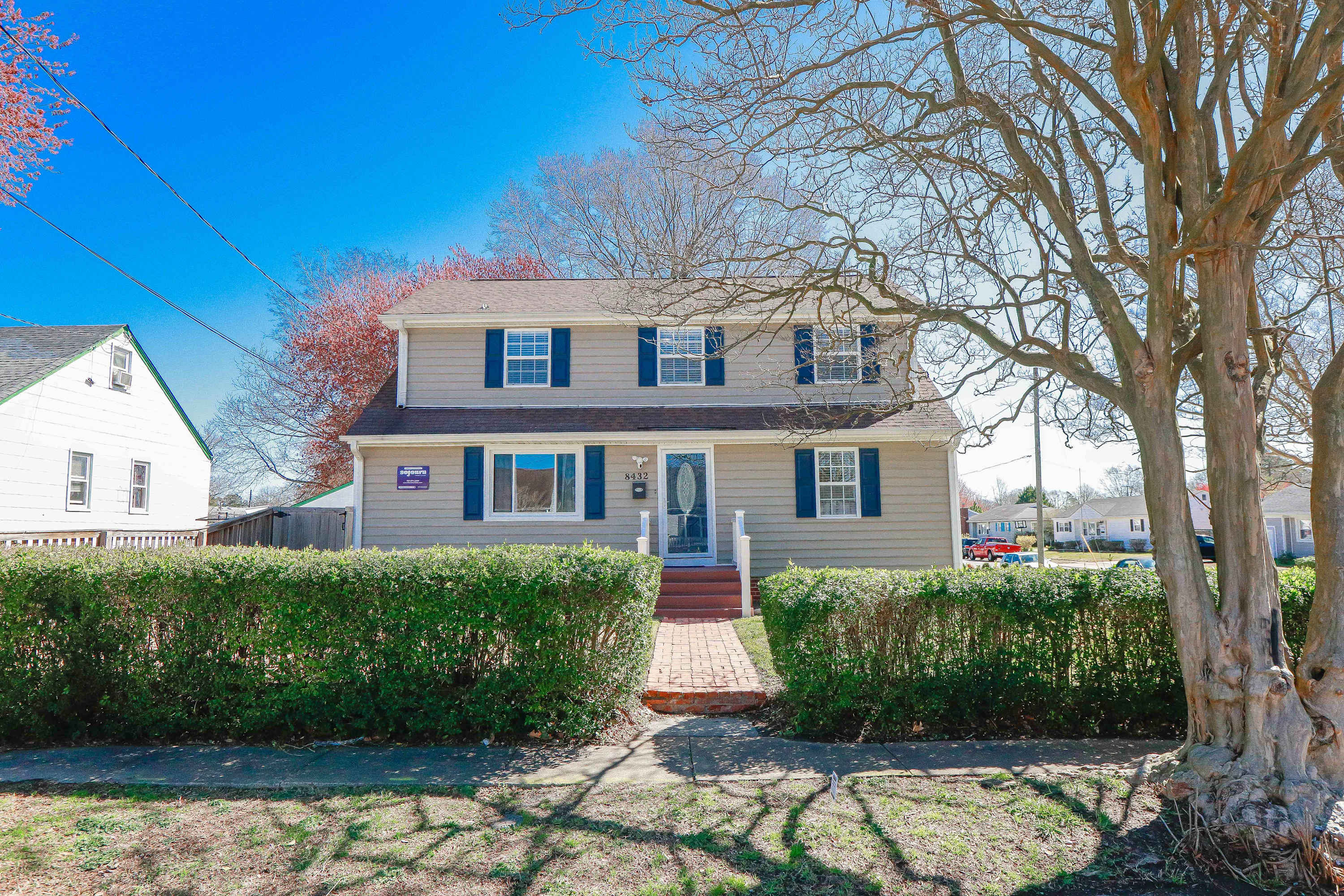 Sojourn Spacious Family Retreat with Fenced Backyard — Norfolk, VA — vacation rental