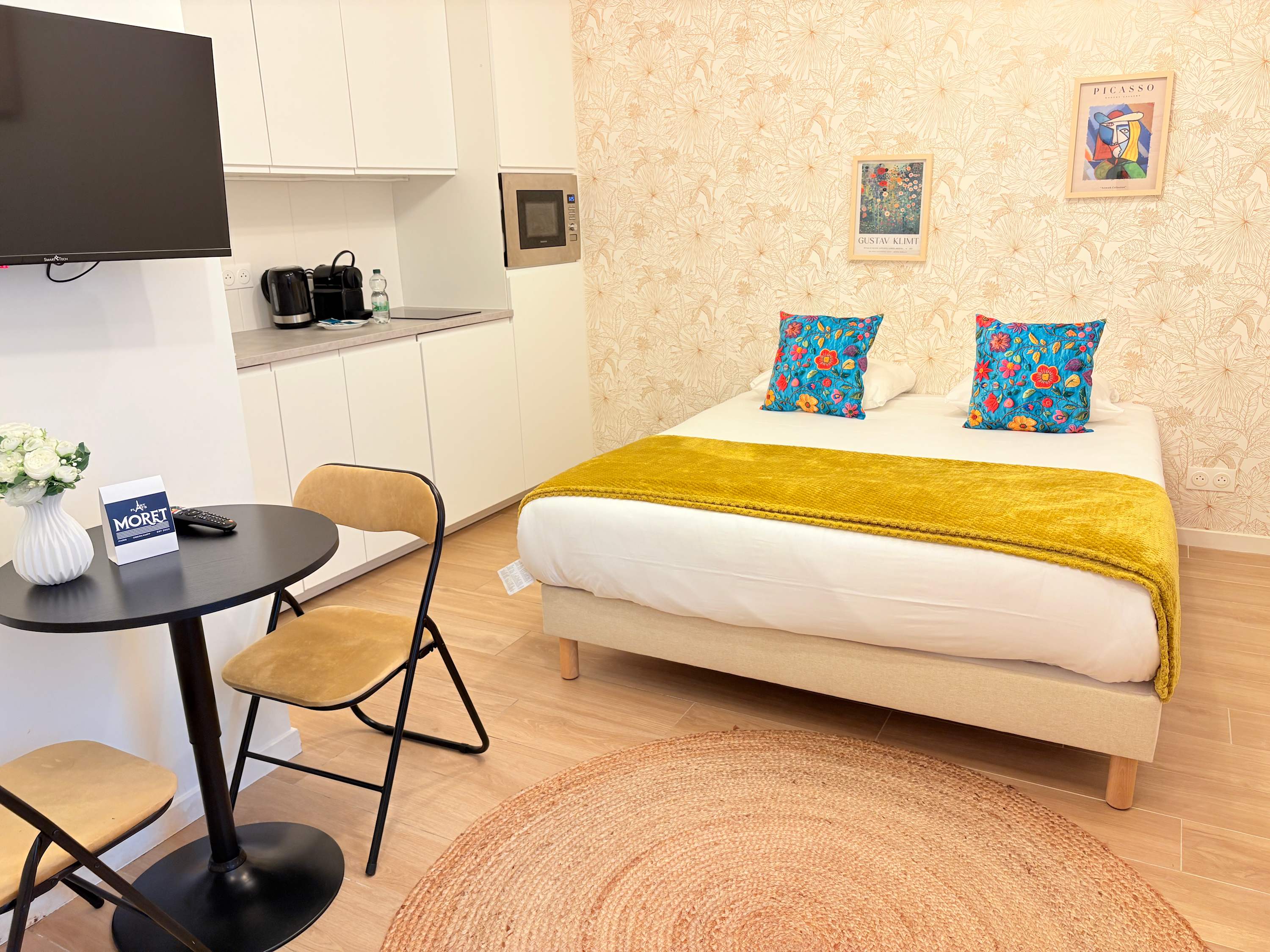 Moret Art Flats Large Studio AC Patio Terrace — Paris, Île-de-France — vacation rental