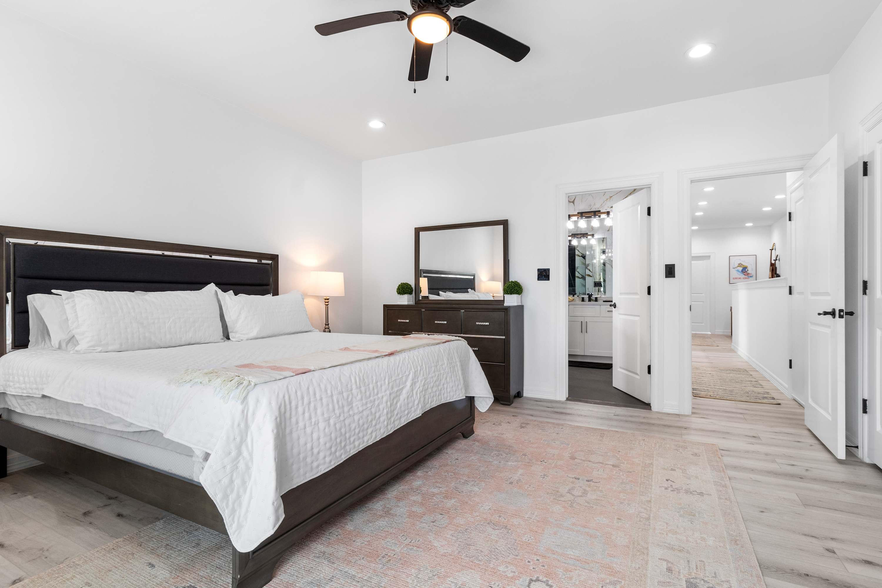 Second King bedroom with en-suite bathroom