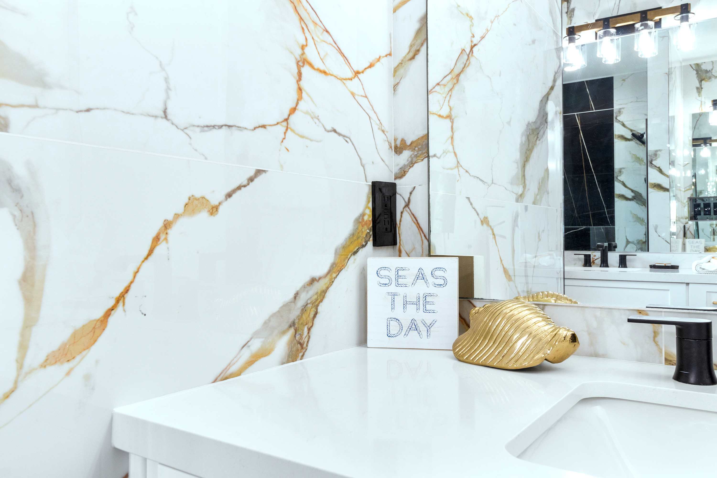 Full en-suite bathroom