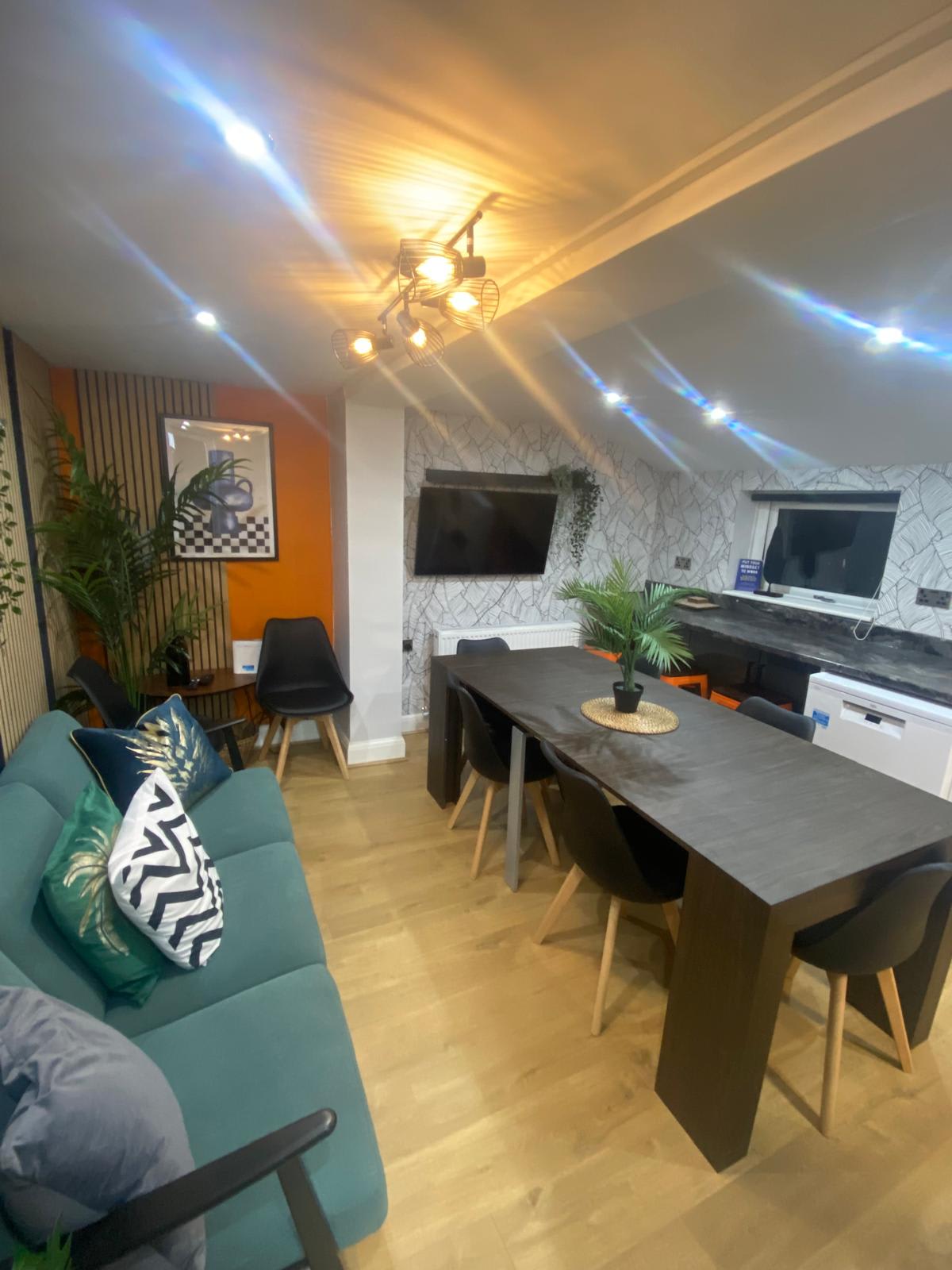 Ashton Luxury Getaway Sleeps 14 with 2  Free Parking Space in Church Street 18 OL6 6XE - Property image 48 - VivreStays