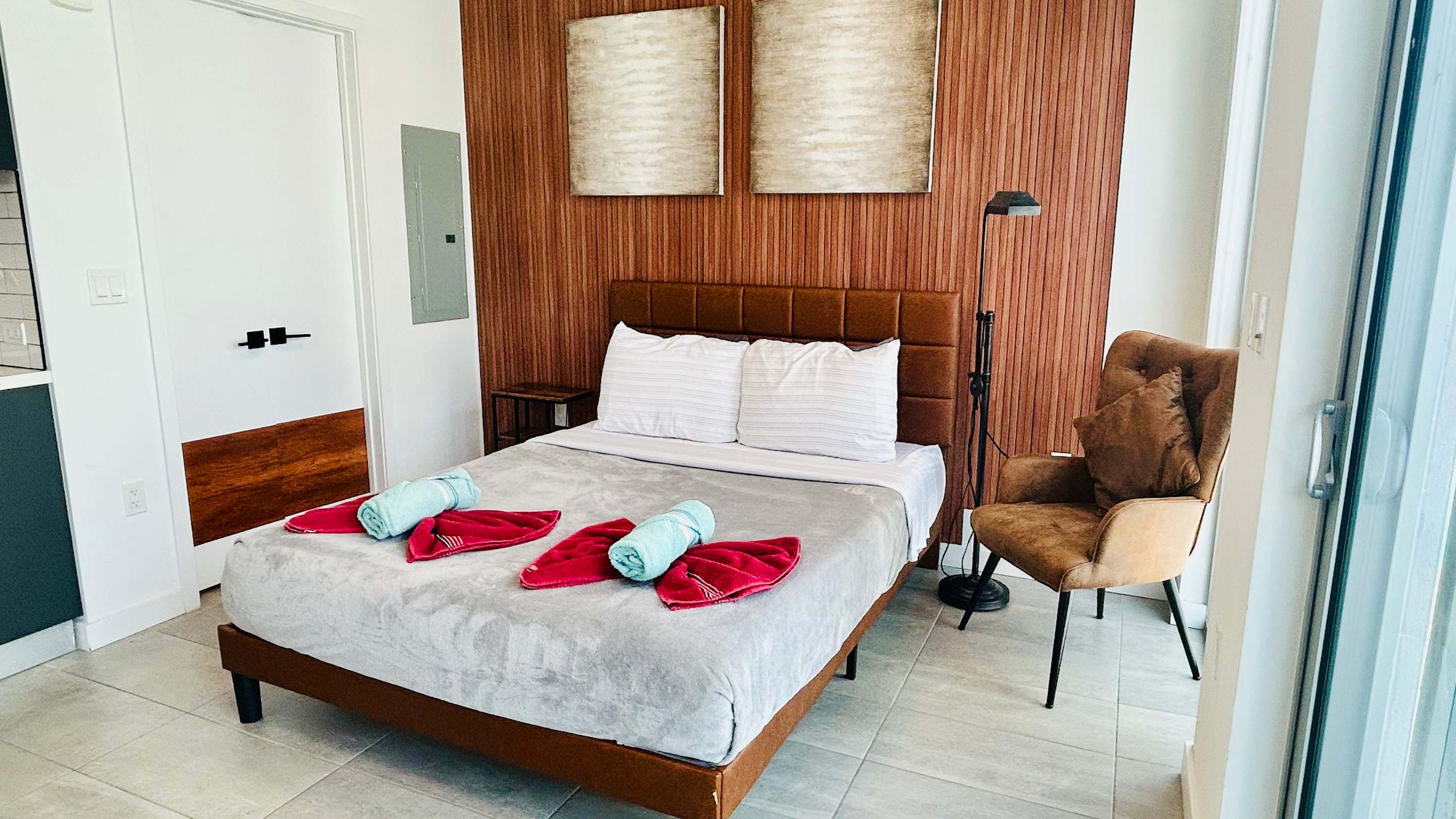 Skyline Studio w/ Coworking | Pool, Gym &  WiFi