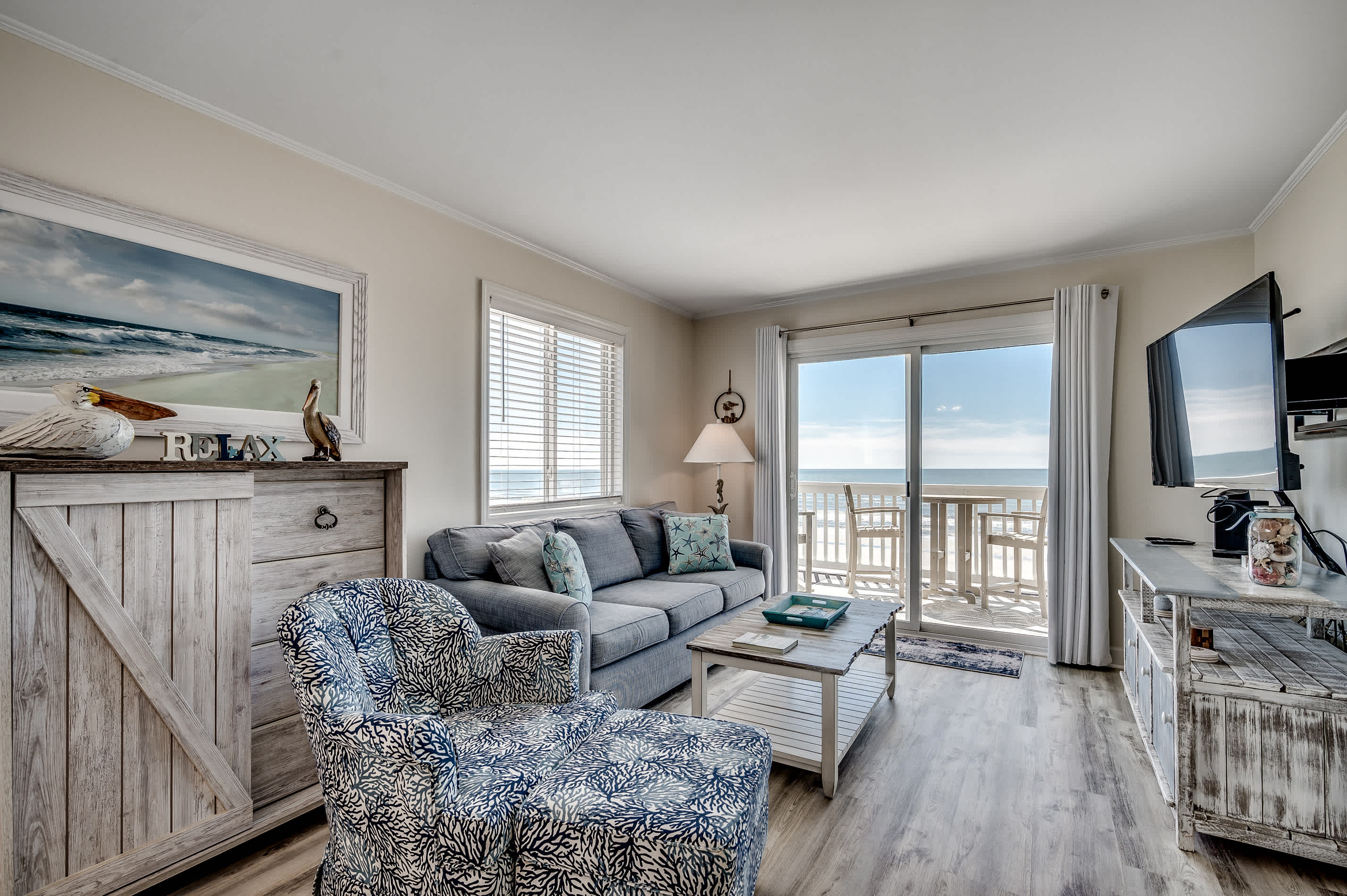 Fishtales Modern Oceanfront End Unit w Pool