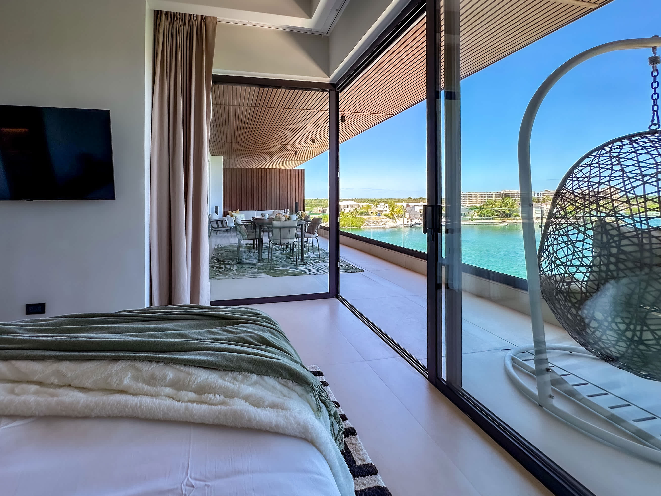 Fantastic new Penthouse w/ private rooftop and BBQ